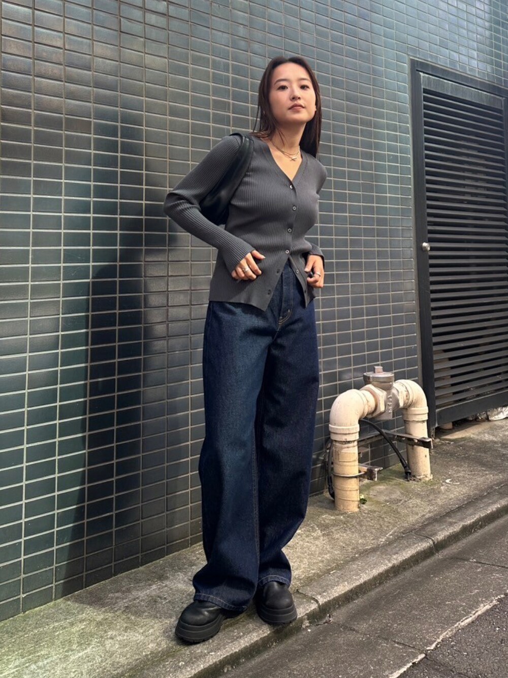 「デニム、秋コーデ、オトナ女子、シンプルスタイル、オトナカワイイ、秋服、秋色、キレイめ、秋冬、カーディガン、デニムパンツ、デニムコーデ」｜「BLACK BY MOUSSYのwashable rib cardigan(ウォッシャブルリブカーディガン)（カーディガン/ボレロ、グレー系）」を使った、BLACKBYMOUSSY_staffさん（レディース・158cm）の秋コーディネートの1枚目の写真