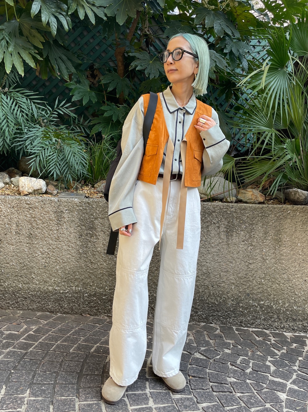 グリーン系のシャツ/ブラウス、イエロー系のベスト、ホワイト系のカーゴパンツを着用したレディースの冬コーディネートの1枚目の写真