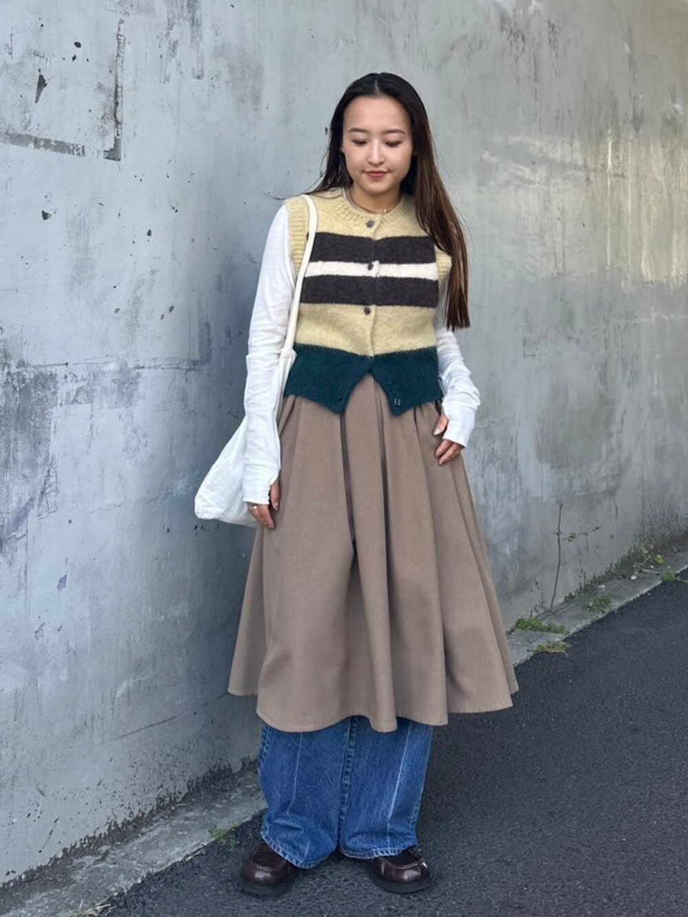 「デニム、レイヤードスタイル、秋コーデ、オトナ女子、オトナカワイイ、秋服コーデ、秋服、秋色、ベスト、ボーダー、スカート、スカートスタイル、重ね着」｜「BLACK BY MOUSSYのborder knit vest(ボーダーニットベスト)（ベスト、イエロー系）」を使った、BLACKBYMOUSSY_staffさん（レディース・158cm）の秋コーディネートの1枚目の写真