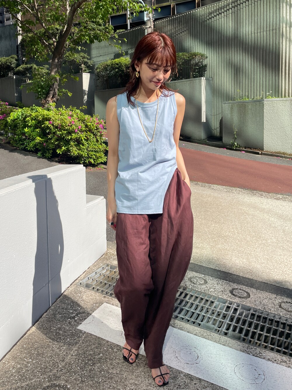 ブルー系のタンクトップ、ブラウン系のその他パンツを着用したレディースの夏コーディネートの1枚目の写真