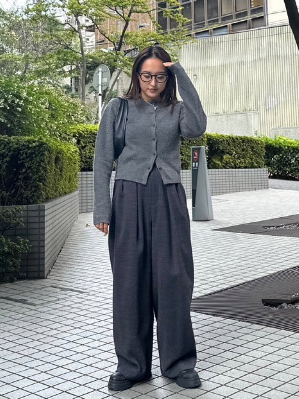 「秋コーデ、モノトーン、モノトーンコーデ、ワイドパンツ、グレー、グレーコーデ、ワントーン、ワントーンコーデ、オトナ女子、シンプルスタイル、秋服コーデ、秋服、ラクチンコーデ」｜「BLACK BY MOUSSYのround neck knit cardigan(ラウンドネックニットカーディガン)（カーディガン/ボレロ、グレー系）」を使った、BLACKBYMOUSSY_staffさん（レディース・158cm）の秋コーディネートの1枚目の写真