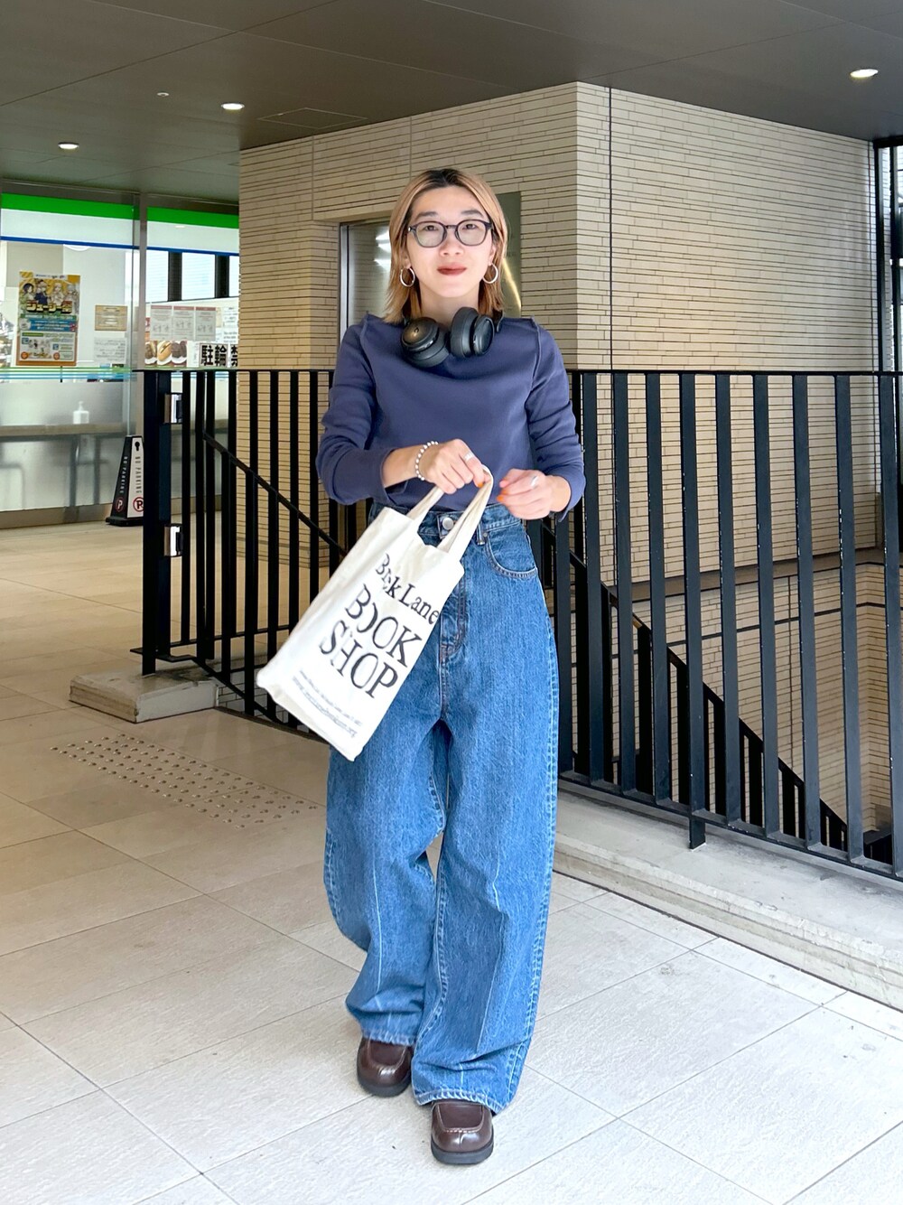 「デニム、秋コーデ、シンプルスタイル、秋服コーデ、オトナ女子、ワントーンコーデ、デニムパンツ、デニムコーデ、ワイドパンツ、ワイドデニム、ローファー、ロンT、カットソー、パープル」｜「BLACK BY MOUSSYのloose straight denim（ルーズストレートデニム）（デニムパンツ、ブルー系）」を使った、BLACKBYMOUSSY_staffさん（レディース・158cm）の秋コーディネートの1枚目の写真