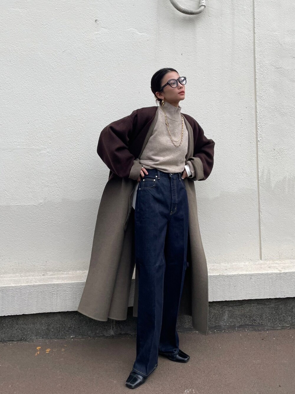 「秋コーデ、シンプルコーデ、大人カジュアル、秋服準備はじめました、低身長女子、ootd、オトナ女子、大人かわいい、ビッグシルエット、低身長コーデ、デニム、ストレートデニム、センタープレスパンツ、ハイネック、ノーカラーコート」｜「BLACK BY MOUSSYのtrinity back round tops（トリニティバックラウンドトップス）（ニット/セーター、ベージュ系）」を使った、BLACKBYMOUSSY_staffさん（レディース・160cm）の秋コーディネートの1枚目の写真