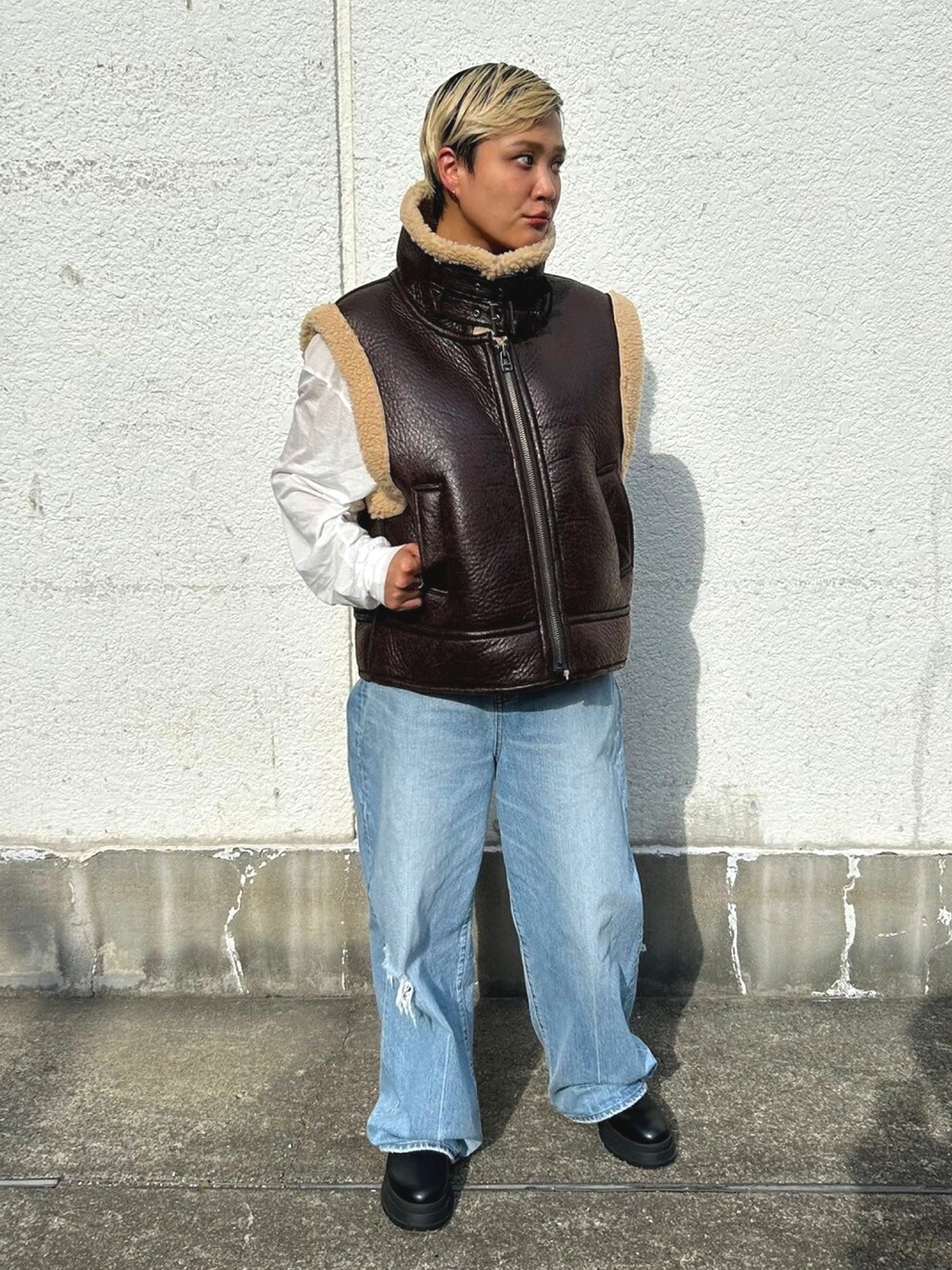 「デニム、秋コーデ、おでかけコーデ、パンツコーデ、秋冬コーデ、大人女子、ベスト、低身長コーデ、大人カジュアル」｜「BLACK BY MOUSSYのfake mouton vest(フェイクムートンベスト)（ムートンコート、ブラウン系）」を使った、BLACKBYMOUSSY_staffさん（レディース・158cm）の秋コーディネートの1枚目の写真