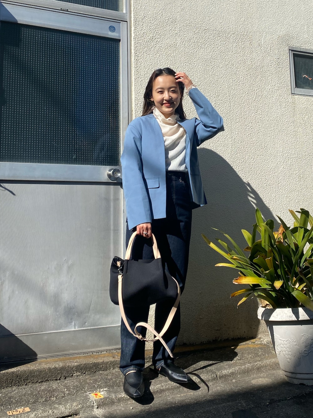 ブルー系のテーラードジャケット、ホワイト系のTシャツ/カットソー、ブルー系のデニムパンツを着用したレディースの冬コーディネートの1枚目の写真