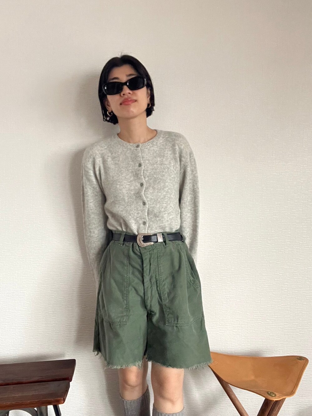「スポーツミックス、秋コーデ、カーディガン、カーゴパンツ、カーキパンツ、ハイウエスト、秋服、休日スタイル、オトナカジュアル、古着MIX」｜「BLACK BY MOUSSYのround neck knit cardigan(ラウンドネックニットカーディガン)（カーディガン/ボレロ、グレー系）」を使った、BLACKBYMOUSSY_staffさん（レディース・158cm）の秋コーディネートの1枚目の写真