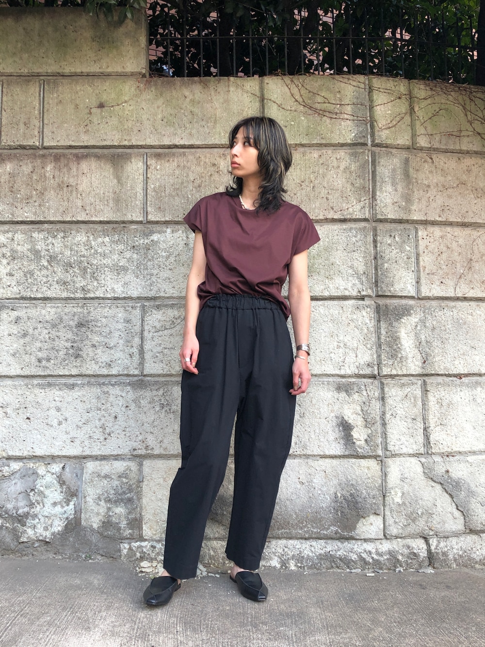 ブラウン系のTシャツ/カットソー、ブラック系のその他パンツを着用したレディースの春コーディネートの1枚目の写真