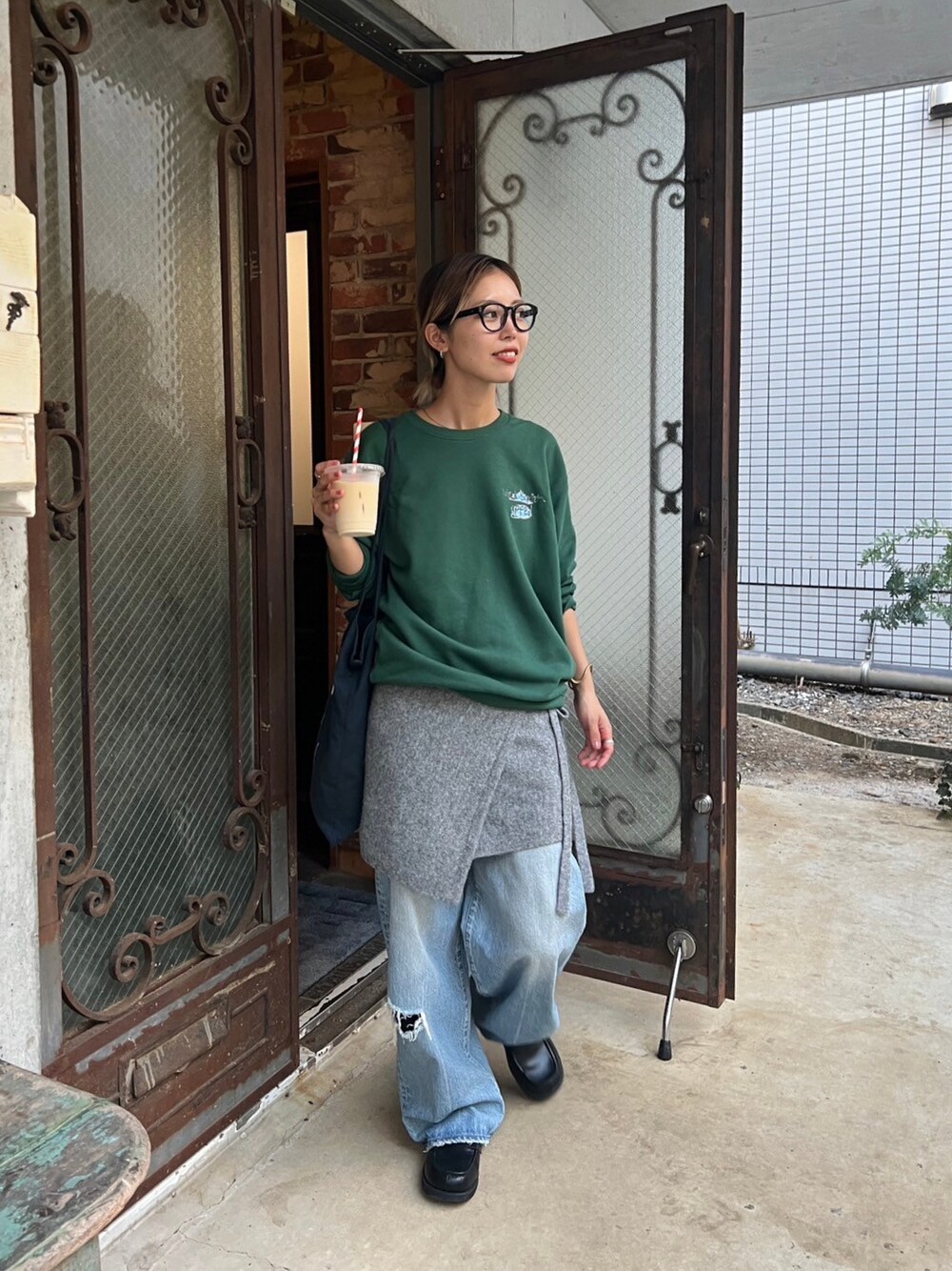 「スポーツミックス、秋コーデ、テーマパークコーデ、秋服コーデ、ラクチンコーデ、大人コーデ、レイヤードスタイル、スウェット、スウェットコーデ、デニム、デニムパンツ」｜「BLACK BY MOUSSYのmessenger pull over(メッセンジャープルオーバー)（スウェット、グリーン系）」を使った、BLACKBYMOUSSY_staffさん（レディース・158cm）の秋コーディネートの1枚目の写真