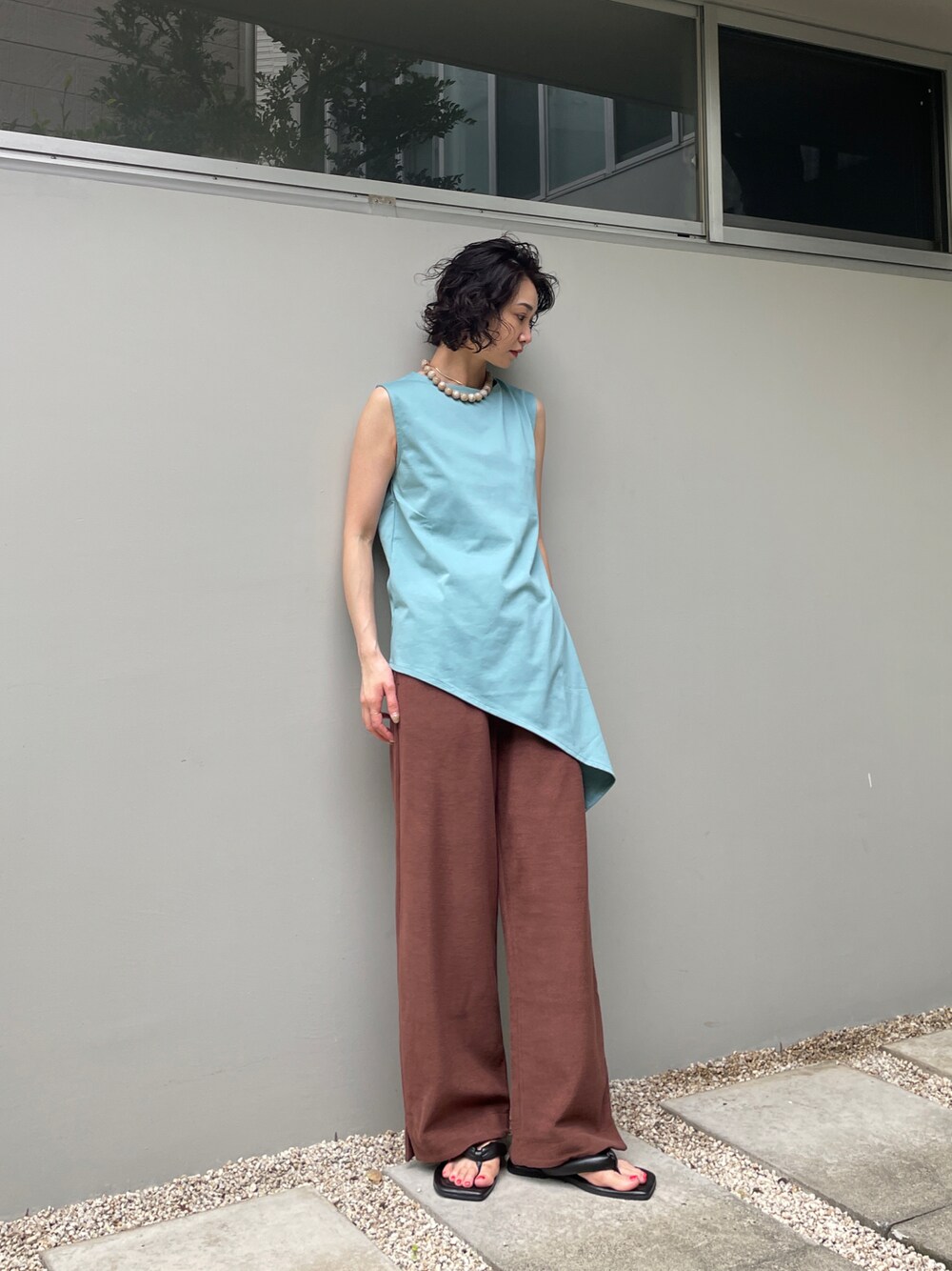 ブルー系のタンクトップ、ブラウン系のその他パンツ、ブラック系のサンダルを着用したレディースの夏コーディネートの1枚目の写真