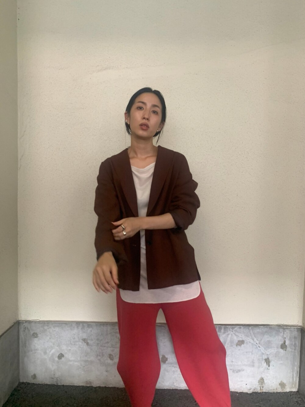 ブラウン系のテーラードジャケット、レッド系のその他パンツを着用したレディースの秋コーディネートの1枚目の写真
