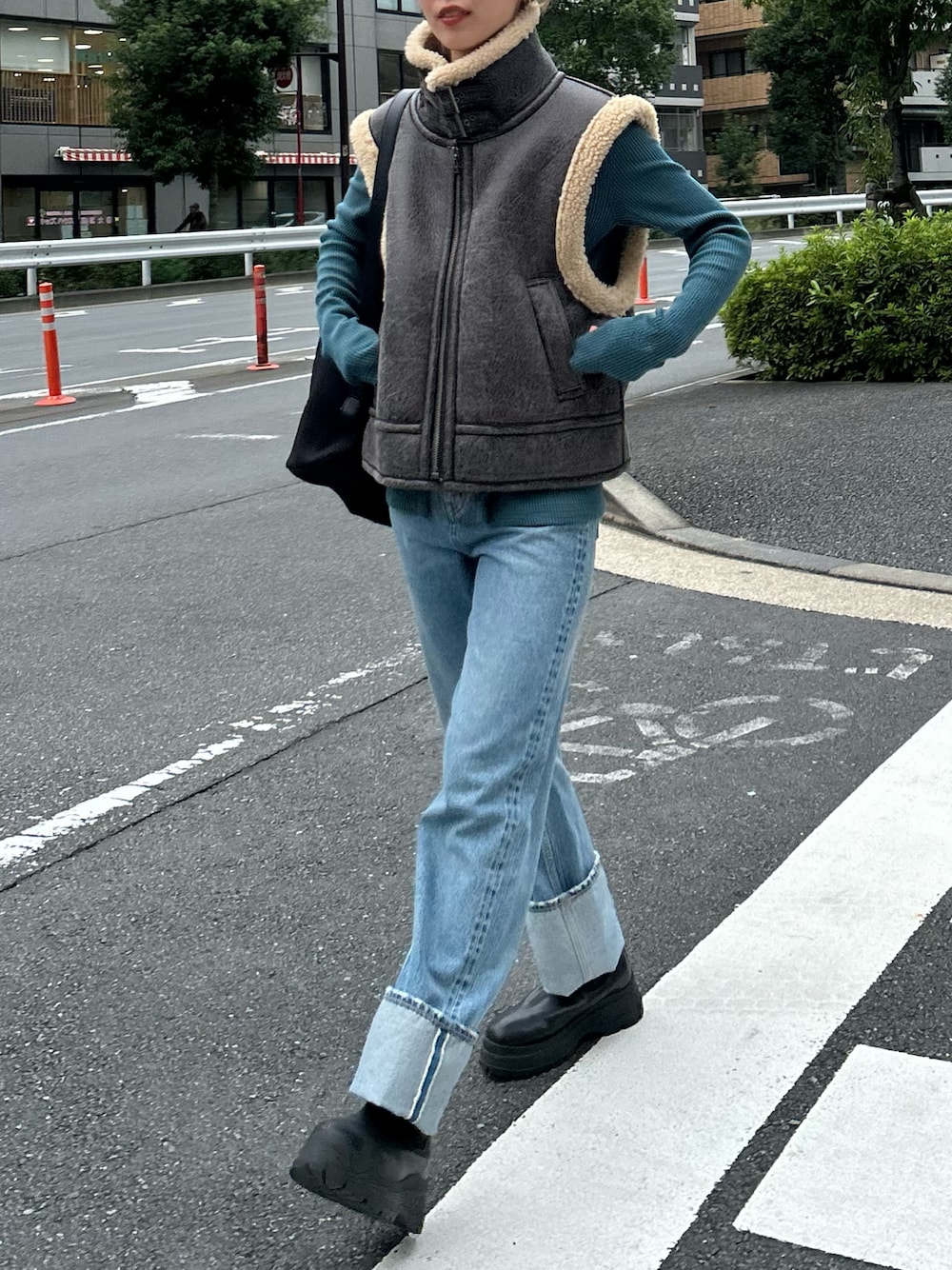 「デニム、秋コーデ、レイヤードスタイル、秋服コーデ、お出かけコーデ、秋服、シンプルコーデ、秋冬、秋服準備はじめました、ベスト」｜「BLACK BY MOUSSYのside gore boots(サイドゴアブーツ)（ブーツ、ブラック系）」を使った、BLACKBYMOUSSY_staffさん（レディース・158cm）の秋コーディネートの1枚目の写真