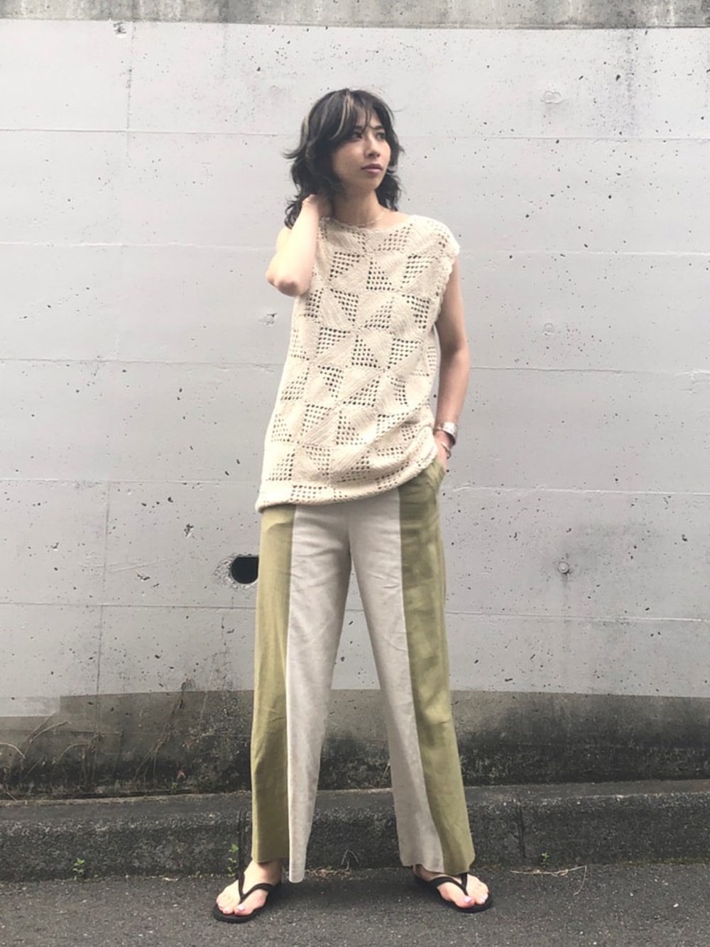 ホワイト系のニット/セーター、ベージュ系のその他パンツを着用したレディースの夏コーディネートの1枚目の写真