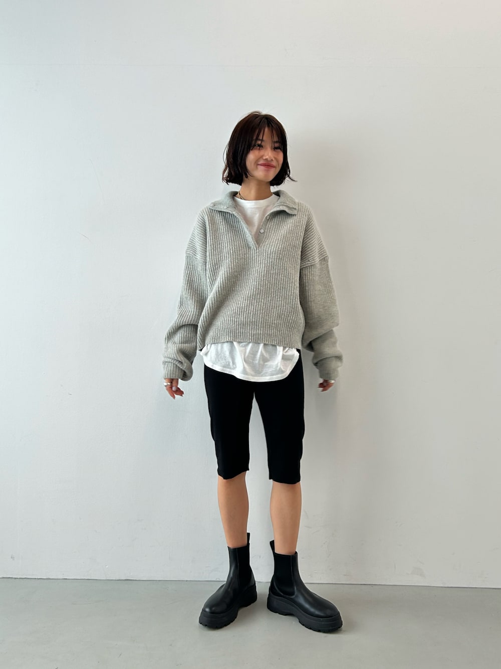 「スポーツミックス、秋コーデ、テーマパークコーデ、レギンス、ニット、レイヤードスタイル、ハーフパンツ、ハーフジップ、サイドゴアブーツ、ブーツ、秋冬コーデ、シンプル、オトナ女子、大人コーデ」｜「BLACK BY MOUSSYのhigh neck aze knit tops(ハイネックアゼニットトップス)（ニット/セーター、グレー系）」を使った、BLACKBYMOUSSY_staffさん（レディース・158cm）の秋コーディネートの1枚目の写真