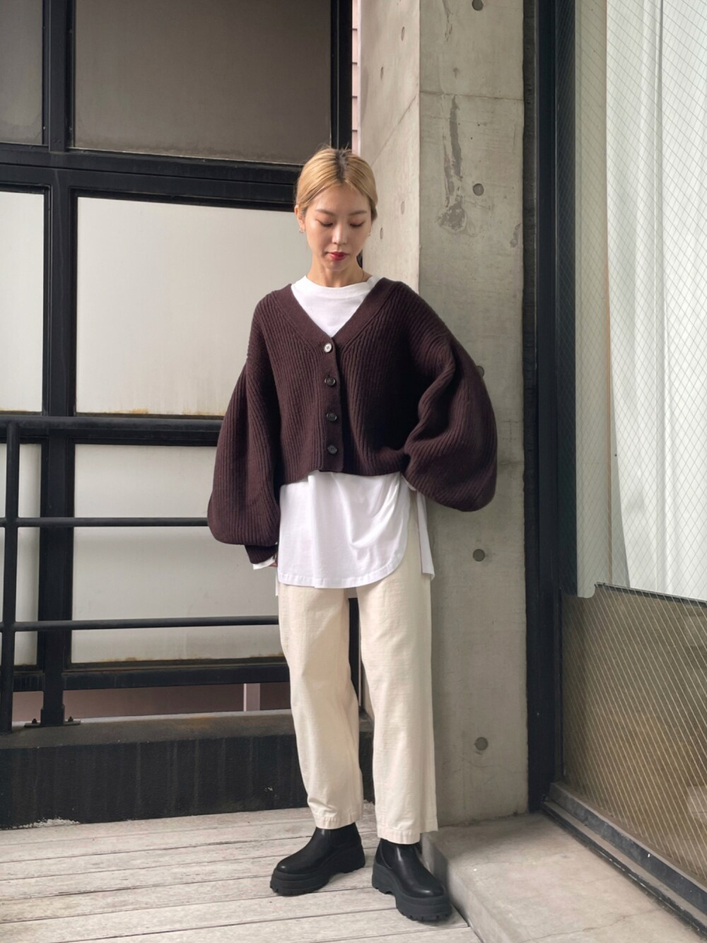 「カーディガン、ニット、カジュアル、ホワイト、ワントーンコーデ、ブラウン、大人コーデ、ホワイトパンツ、ワントーン、シンプルコーデ、ブラウンコーデ、着回しコーデ、今日のコーデ、オトナ女子、ボリューム袖」｜「BLACK BY MOUSSYのvolume sleeve cardigan（ボリュームスリーブカーディガン）（カーディガン/ボレロ、ブラウン系）」を使った、BLACKBYMOUSSY_staffさん（レディース・160cm）の秋コーディネートの1枚目の写真