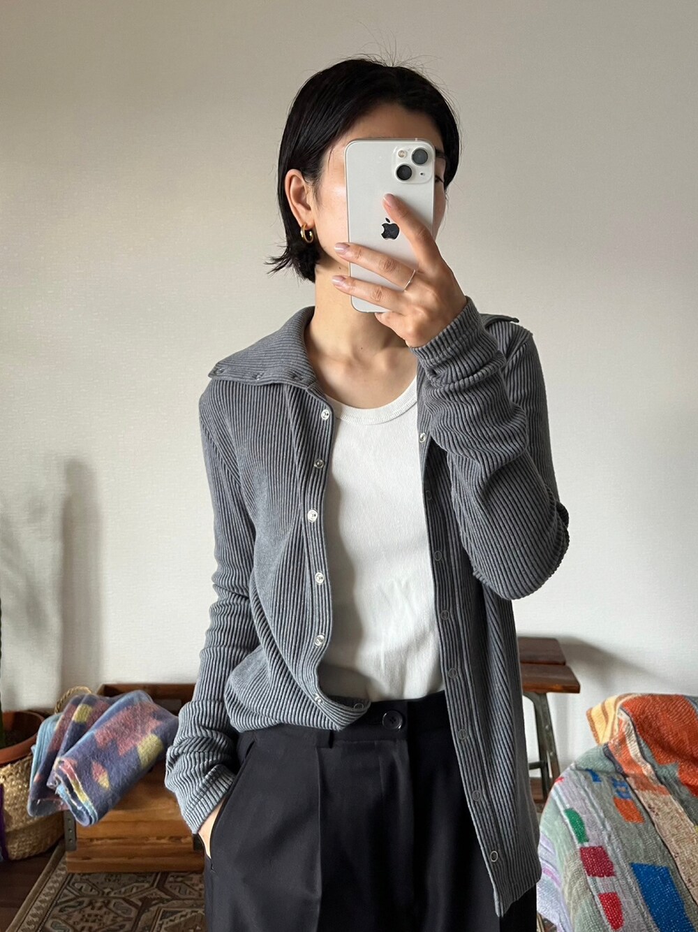 「秋コーデ、シンプルスタイル、グレー、カーディガン、シンプルコーデ、大人カジュアル、オフィススタイル」｜「BLACK BY MOUSSYのmanyway turtle neck tops(メニーウェイタートルネックトップス)（Tシャツ/カットソー、ブルー系）」を使った、BLACKBYMOUSSY_staffさん（レディース・158cm）の秋コーディネートの1枚目の写真