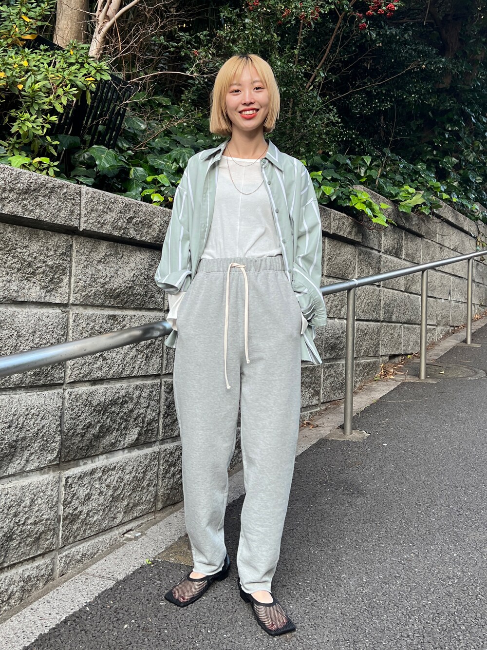 「オトナカジュアル、大人女子、パンツコーデ、休日コーデ、スウェット、スウエットパンツ、スクエアトゥ、シャツスタイル、シャツ、ストライプ、ストライプシャツ、きれいめカジュアル、春色」｜「BLACK BY MOUSSYのsweat tapered pants（スウェットテーパードパンツ）（スウェットパンツ、グレー系）」を使った、BLACKBYMOUSSY_staffさん（レディース・158cm）の冬コーディネートの1枚目の写真