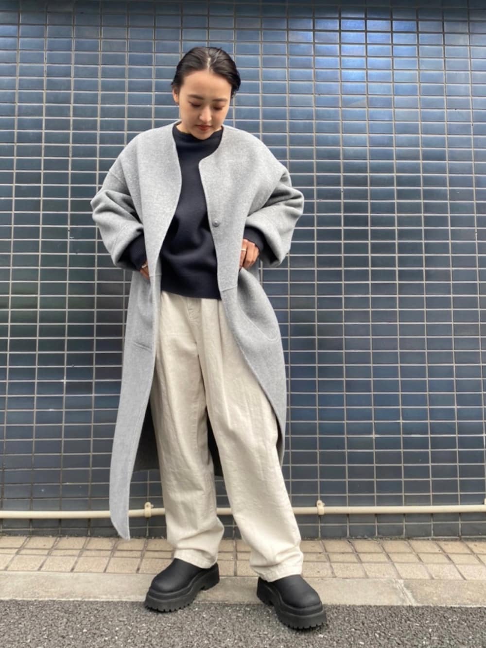 ホワイト系のデニムパンツ、グレー系のノーカラーコートを着用したレディースの秋コーディネートの1枚目の写真