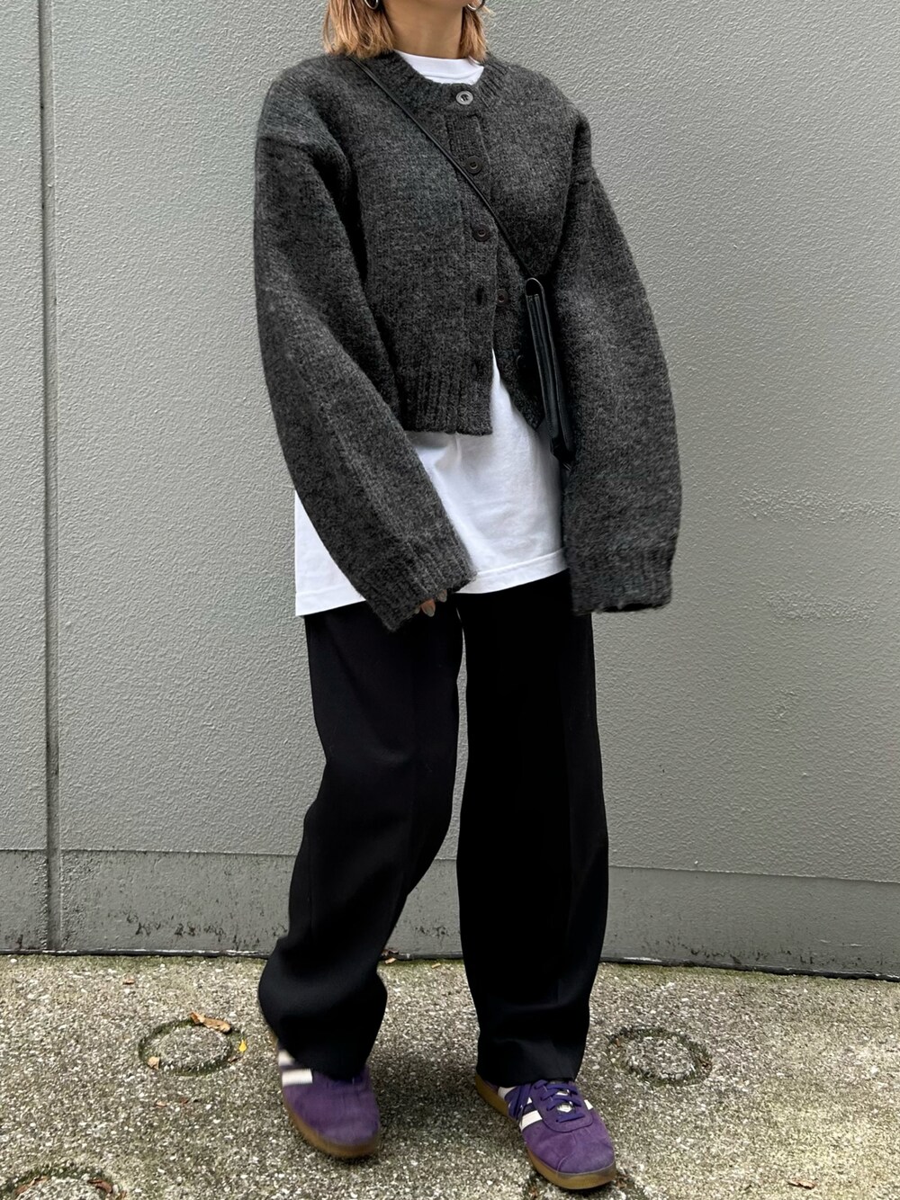「モノトーン、モノトーンコーデ、モノクロ、カーディガン、ニット、おでかけコーデ、秋服、秋冬コーデ、低身長コーデ、ラクチンコーデ」｜「BLACK BY MOUSSYのwool compact cardigan(ウールコンパクトカーディガン)（カーディガン/ボレロ、ブラック系）」を使った、BLACKBYMOUSSY_staffさん（レディース・158cm）の秋コーディネートの1枚目の写真