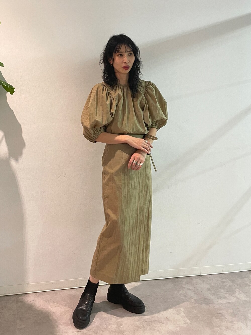 「春コーデ、春服コーデ、セットアップ、セットアップスタイル、スカート、スカートスタイル、ボリューム袖、ショート丈トップス、結婚式、結婚式二次会スタイル、きれいめカジュアル、キレイめ」｜「BLACK BY MOUSSYのvolume sleeve tops（ボリュームスリーブトップス）（シャツ/ブラウス、ベージュ系）」を使った、BLACKBYMOUSSY_staffさん（レディース・158cm）の春コーディネートの1枚目の写真