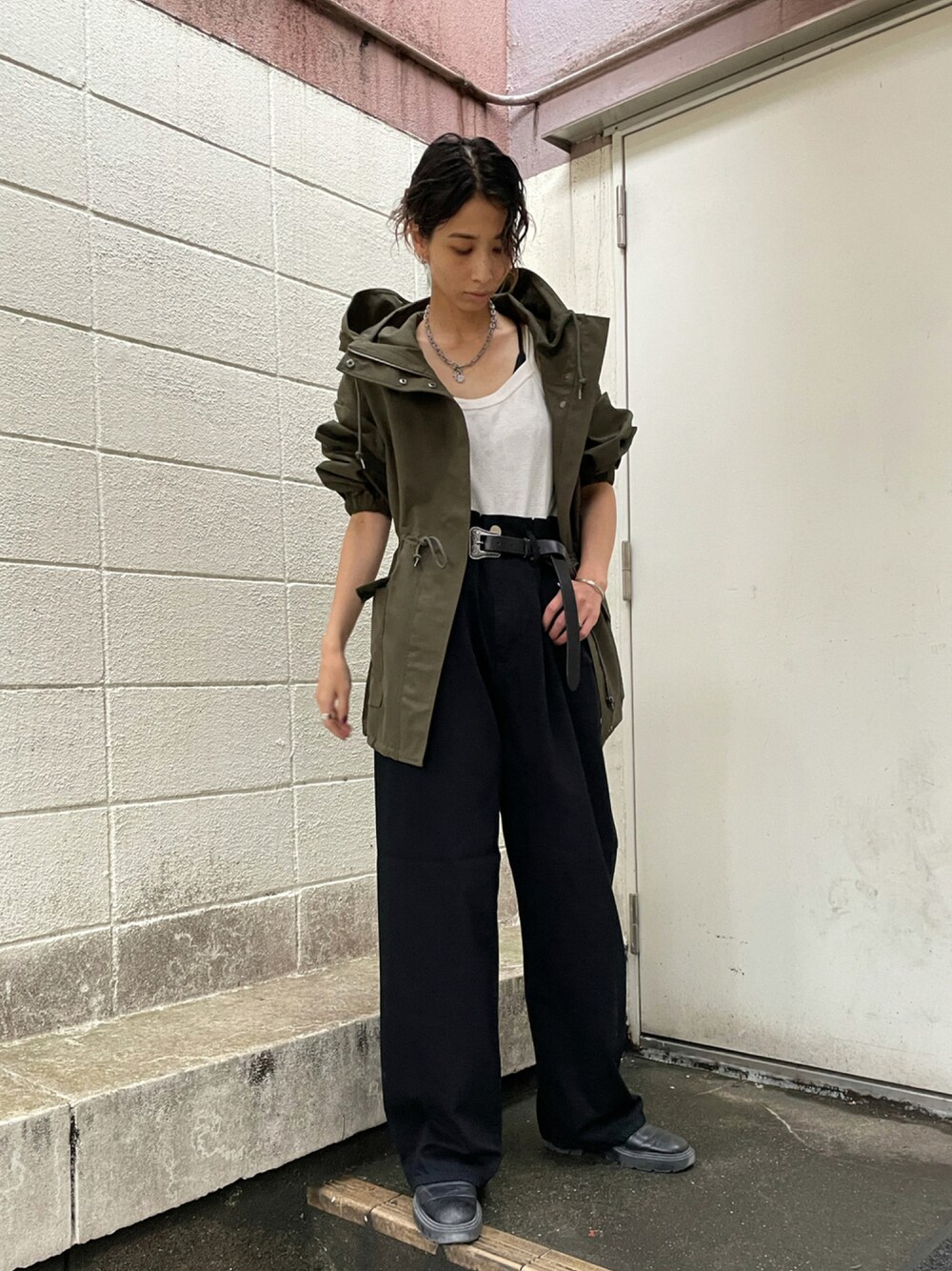 「モッズコート、ワイドパンツ、ベルト、パンツスタイル、リラックススタイル、大人女子、ゆったりコーデ、カジュアルコーデ、着回しコーデ、ワイドシルエット、ワイドデニム、秋コーデ、秋先取りコーデ、秋トレンド2021、ワイドスラックス」｜「BLACK BY MOUSSYのshort mods coat（ショートモッズコート）（モッズコート、グリーン系）」を使った、BLACKBYMOUSSY_staffさん（レディース・160cm）の秋コーディネートの1枚目の写真
