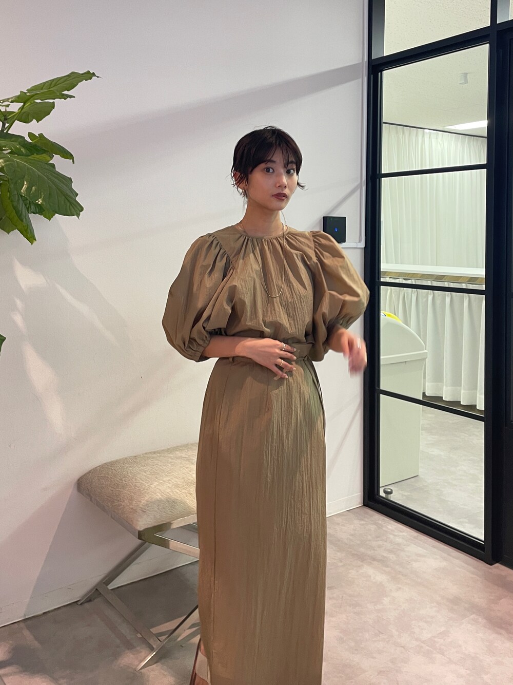 「大人カジュアル、低身長女子、シンプルコーデ、ワントーンコーデ、ワントーン、セットアップ、セットアップスタイル、ボリューム袖、ボリュームスリーブ、ブラウス、結婚式、結婚式二次会スタイル、オトナ女子、オトナカワイイ」｜「BLACK BY MOUSSYのvolume sleeve tops（ボリュームスリーブトップス）（シャツ/ブラウス、ベージュ系）」を使った、BLACKBYMOUSSY_staffさん（レディース・158cm）の春コーディネートの1枚目の写真