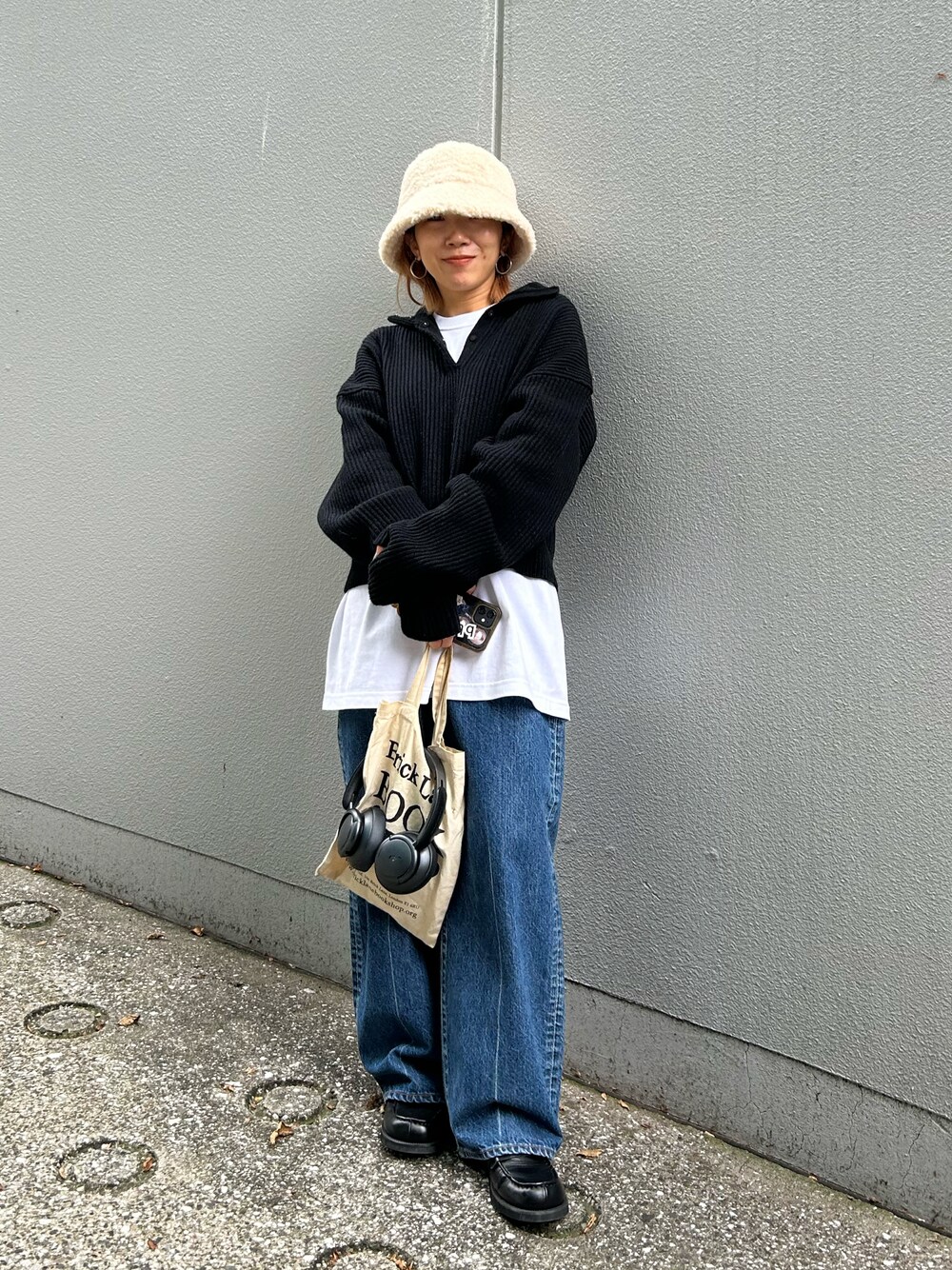 「テーマパークコーデ、おでかけコーデ、秋服、秋冬コーデ、低身長コーデ、ラクチンコーデ、低身長女子、オトナ女子、シンプルスタイル、シンプルコーデ、ニット、デニム、デニムパンツ」｜「BLACK BY MOUSSYのhigh neck aze knit tops(ハイネックアゼニットトップス)（ニット/セーター、ブラック系）」を使った、BLACKBYMOUSSY_staffさん（レディース・158cm）の秋コーディネートの1枚目の写真