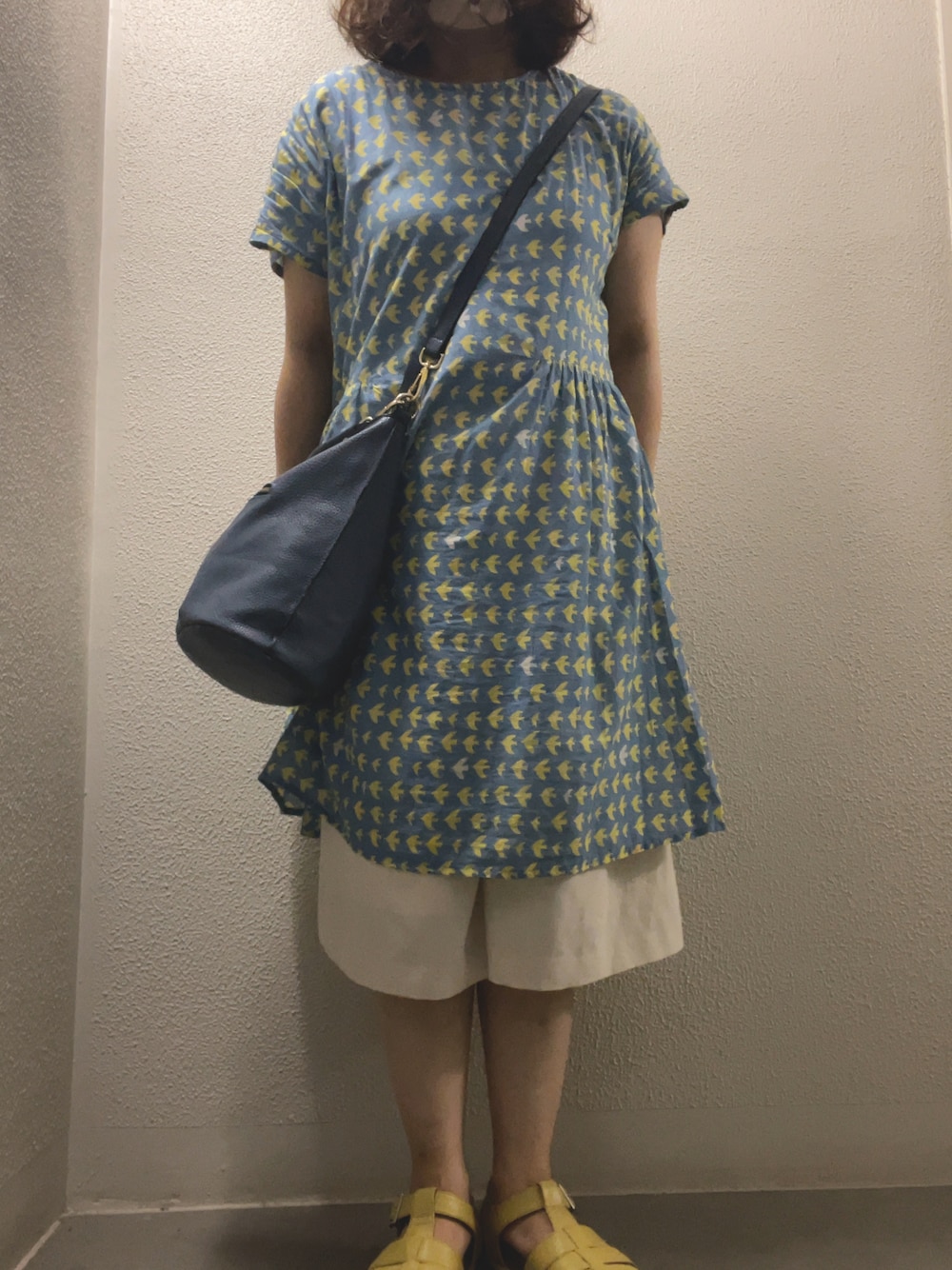 イエロー系のサンダル、ブルー系のショルダーバッグ、その他のチュニックを着用したレディースの夏コーディネートの1枚目の写真