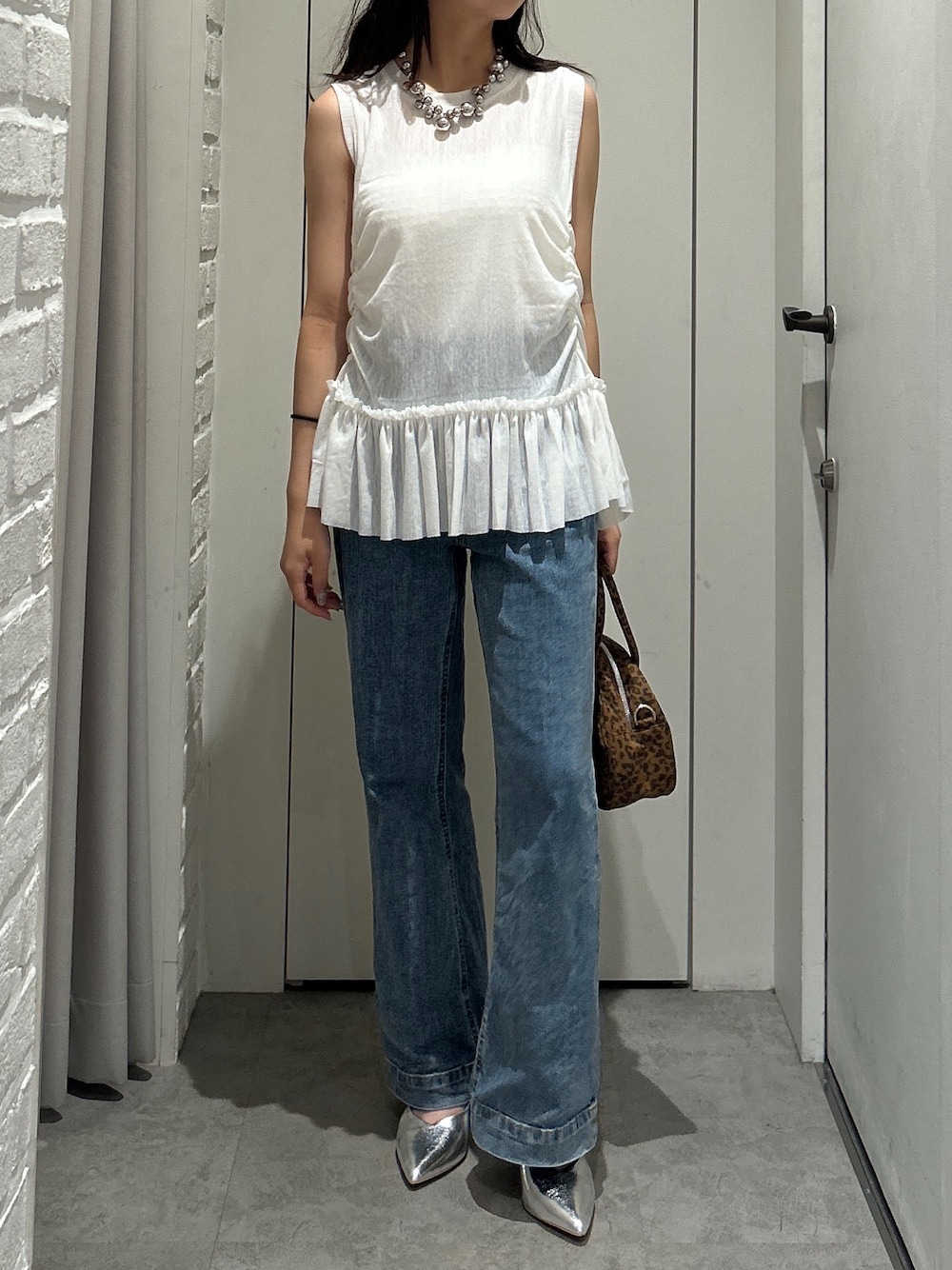 「FREE'S MARTの◆シアーフリルタンクトップ（Tシャツ/カットソー、ホワイト系）」を使った、yurm6さん（レディース・153cm）の夏コーディネートの1枚目の写真