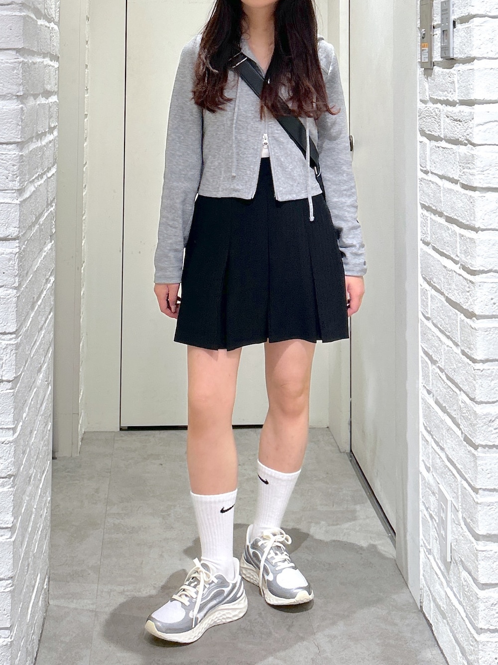 「FREE'S MARTの◆ボックスプリーツミニスカート（スカート、ブラック系）」を使った、yurm6さん（レディース・153cm）の春コーディネートの1枚目の写真
