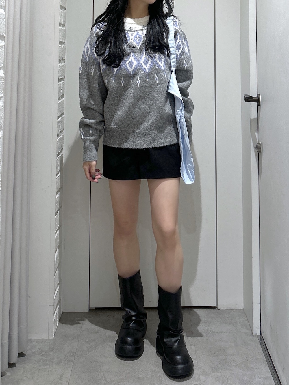 ブルー系のトートバッグ、グレー系のニット/セーター、ブラック系のその他パンツを着用したレディースの秋コーディネートの1枚目の写真