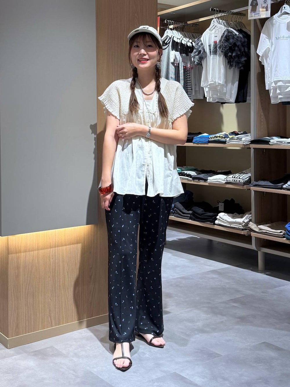 ベージュ系のシャツ/ブラウス、ブラウン系のサンダル、シルバー系のネックレスを着用したレディースの夏コーディネートの1枚目の写真