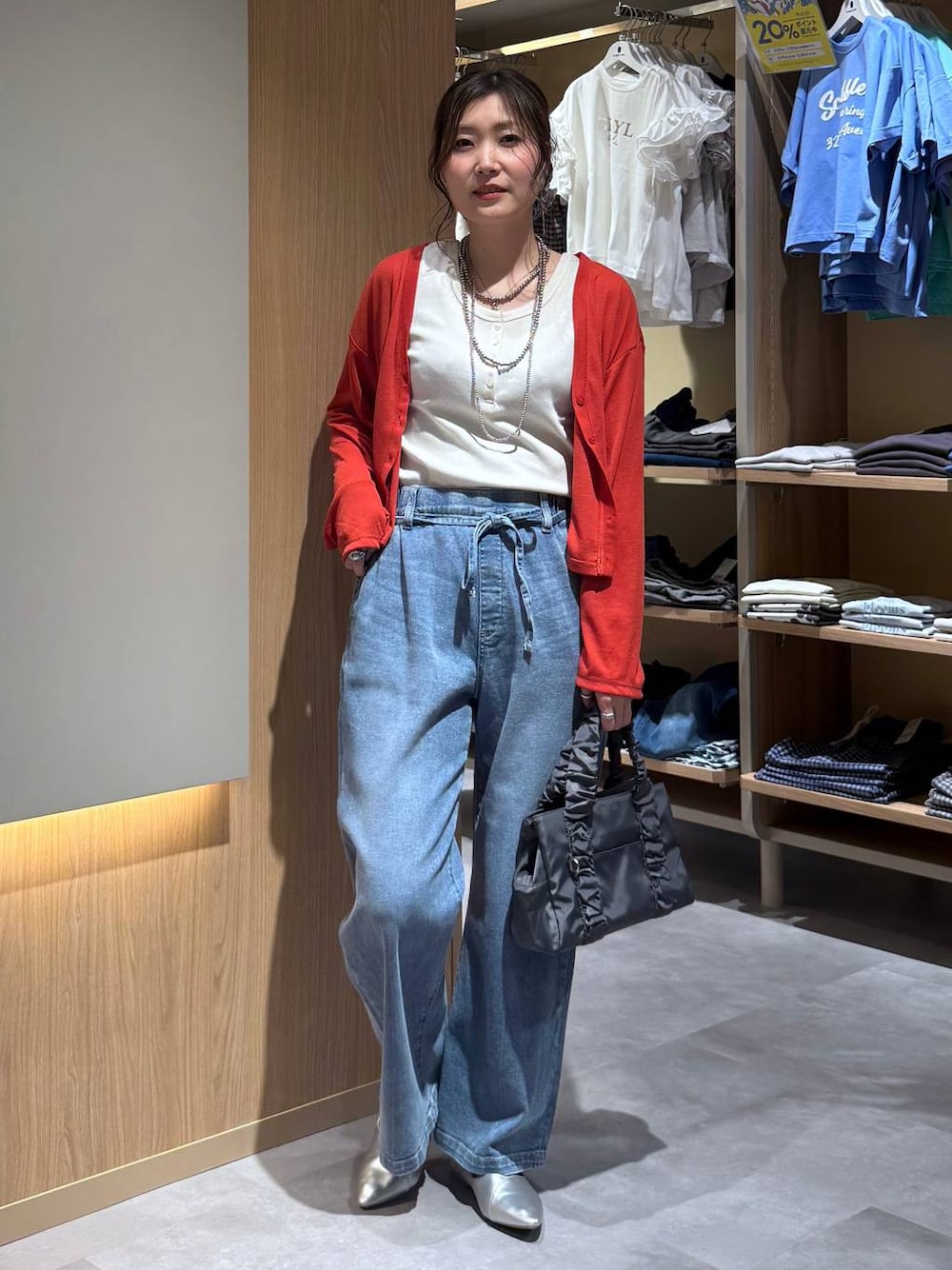 シルバー系のパンプス、グレー系のショルダーバッグ、ホワイト系のタンクトップを着用したレディースの春コーディネートの1枚目の写真