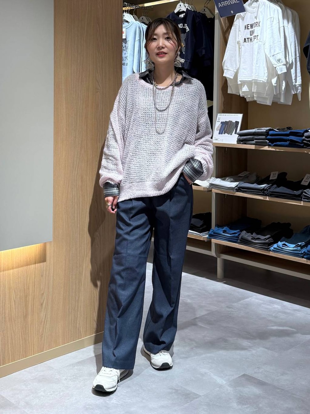 ピンク系のニット/セーター、ブルー系のその他パンツ、ブラック系のシャツ/ブラウスを着用したレディースの冬コーディネートの1枚目の写真