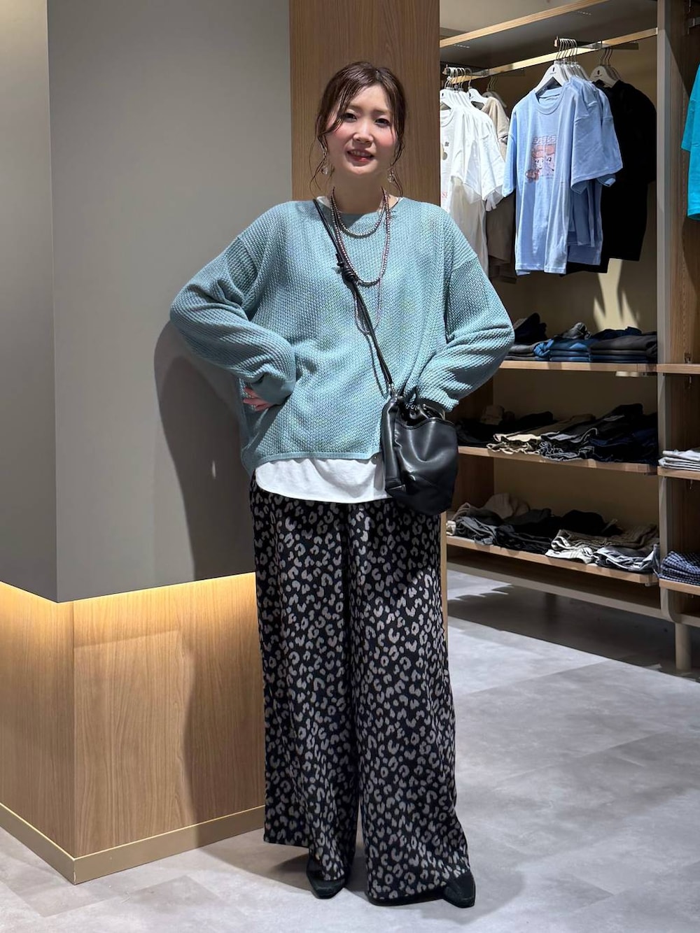 その他のその他パンツ、その他のタンクトップ、ブルー系のニット/セーターを着用したレディースの春コーディネートの1枚目の写真