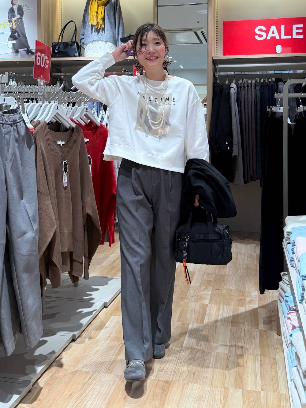 ブラック系のボストンバッグ、グレー系のその他パンツ、ホワイト系のスウェットを着用したレディースの春コーディネートの1枚目の写真