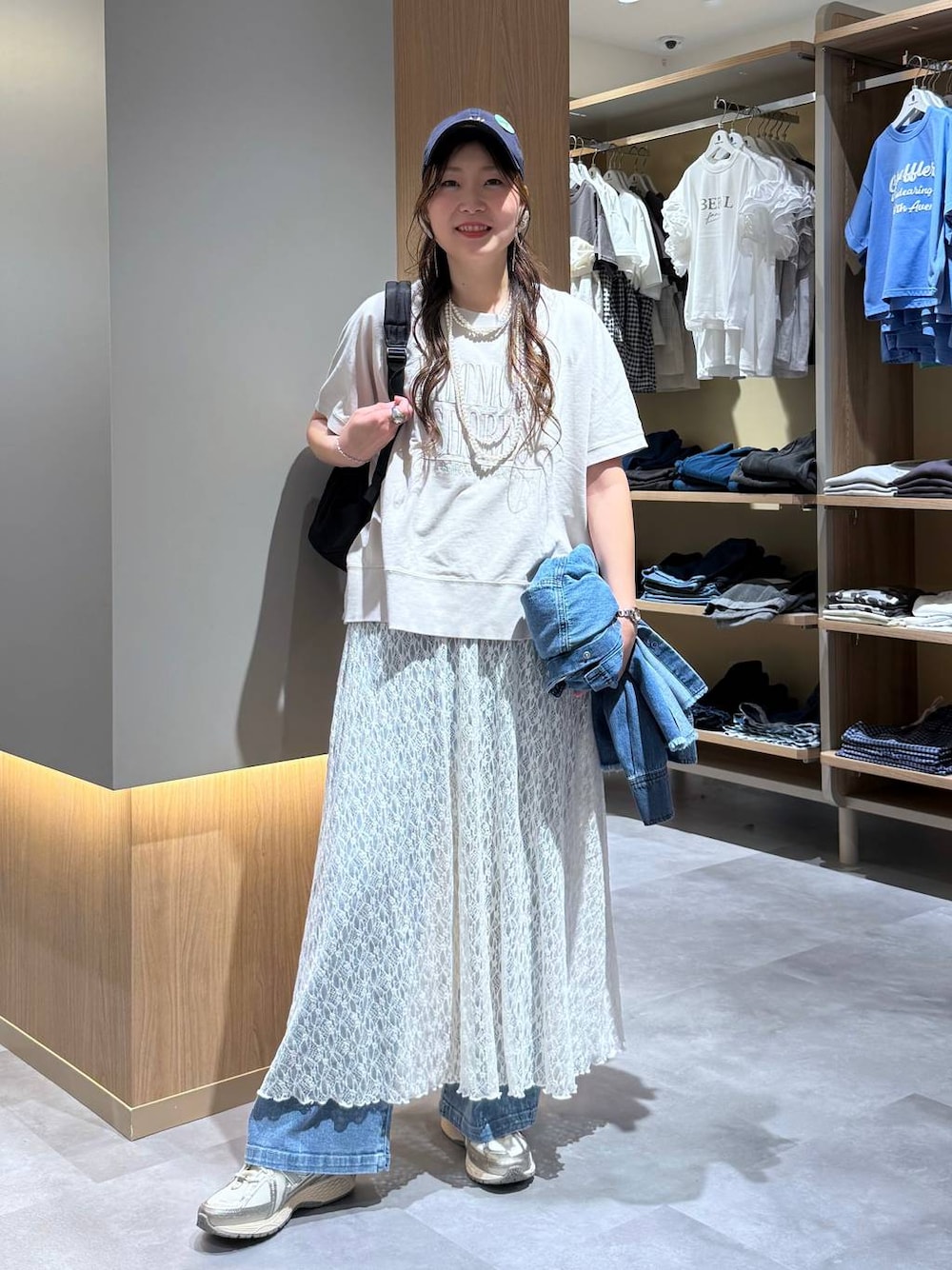 ブルー系のシャツ/ブラウス、ブルー系のデニムパンツ、ベージュ系のTシャツ/カットソーを着用したレディースの夏コーディネートの1枚目の写真