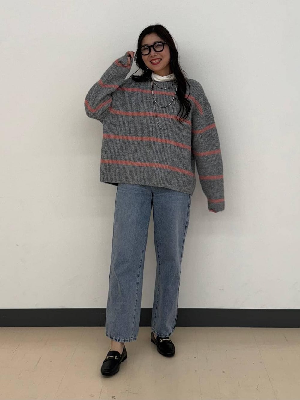 ブラック系のローファー、ブルー系のデニムパンツ、ホワイト系のTシャツ/カットソーを着用したレディースの冬コーディネートの1枚目の写真