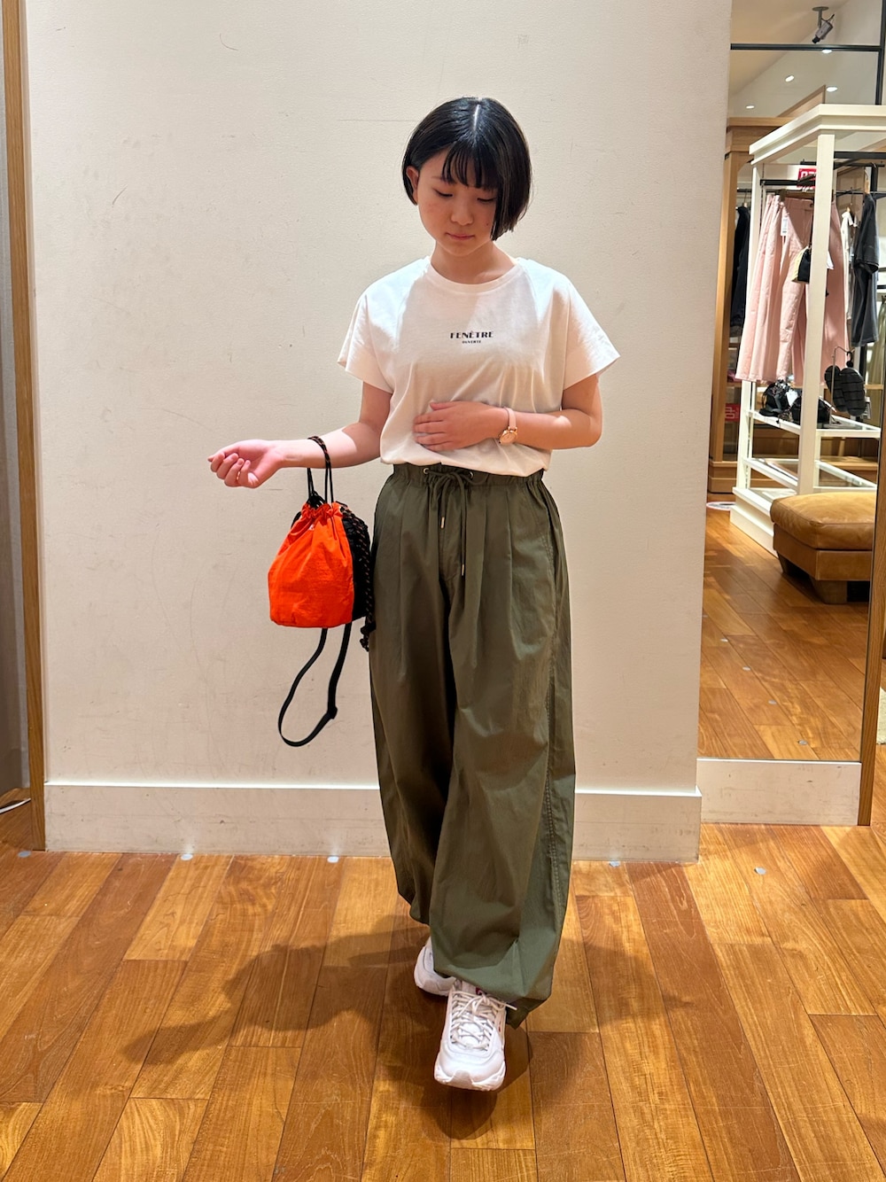 「Tシャツ、白Tシャツ、夏ルックで気分アップ、夏服コーデ、シンプルスタイル、パンツコーデ、ラフコーデ、低身長女子、涼しいコーデ、スニーカーコーデ」｜「fredy emueの袖折り返しちびロゴTシャツ（Tシャツ/カットソー、ホワイト系）」を使った、chiさん（レディース・149cm）の夏コーディネートの1枚目の写真