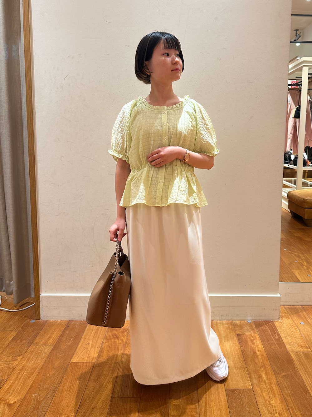 「夏服コーデ、シンプルスタイル、低身長女子、涼しいコーデ、夏服、キレイめ、スカートスタイル、ブラウスコーデ、スニーカー」｜「fredy emueのクロップドペプラムブラウス（シャツ/ブラウス、グリーン系）」を使った、chiさん（レディース・149cm）の夏コーディネートの1枚目の写真