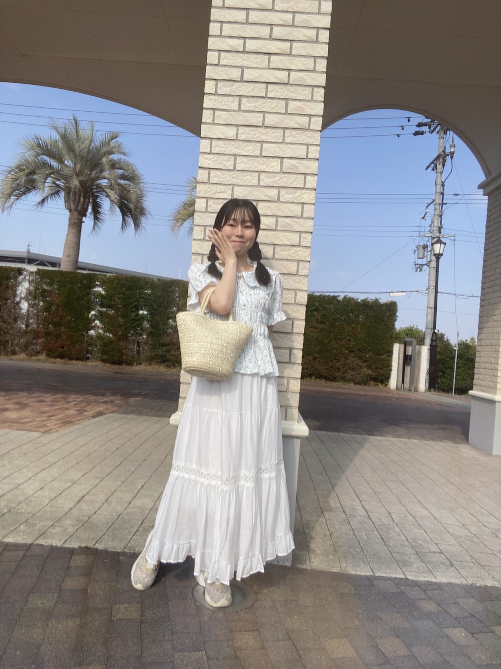 「ショルダーバッグ、リボン、休日スタイル、デートコーデ、スニーカー、お出かけコーデ、シアートップス、プチプラ、トートバッグ、春夏コーデ、淡色コーデ、春服コーデ、春カラー、カジュアルガーリー、よダちゃんくろーぜっと」｜「Another Branch olive des oliveの【韓国風コーデ叶う!】シャーリング衿付ブラウス（シャツ/ブラウス、その他）」を使った、mayuさん（骨格ナチュラル・レディース・160cm）の春コーディネートの1枚目の写真