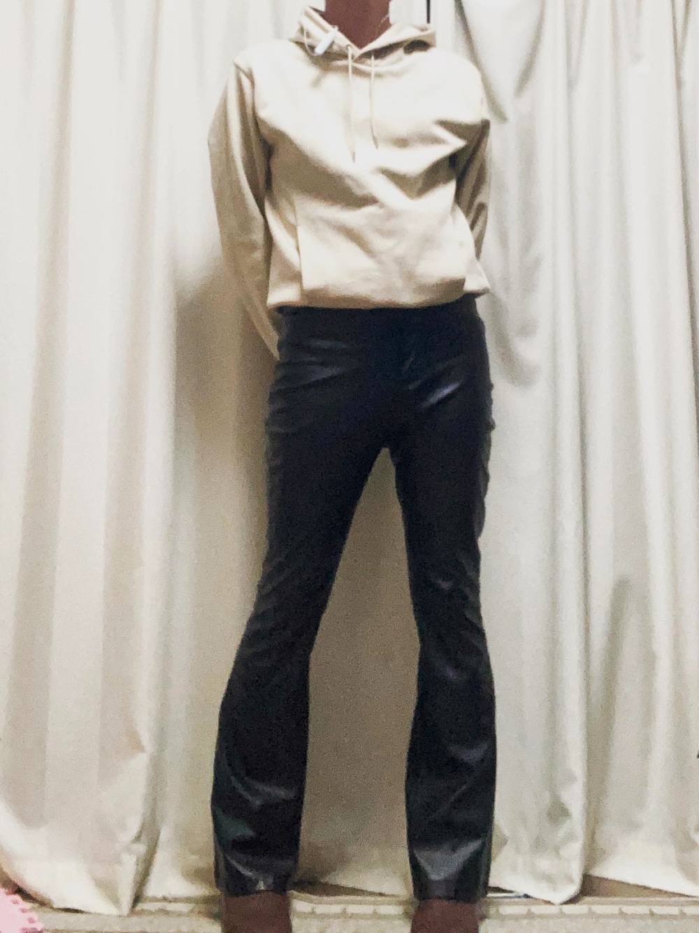 「レザー、レザーパンツ、パーカー、ブーツ、ショートブーツ、秋コーデ、ジェンダーレス、ブラウン、おしゃれさんと繋がりたい、シンプルスタイル、ZARA、シンプルコーデ、シンプル」｜「ZARAのアイテム（その他パンツ、ブラック系）」を使った、shihoさん（メンズ・176cm）の秋コーディネートの1枚目の写真