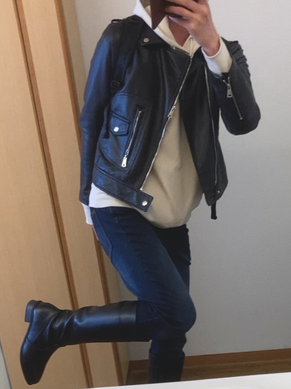 「デニム、レイヤードスタイル、秋のコーデ、大人カジュアル、秋服、カジュアルコーデ、デニムパンツ、ベージュ、ライダース、ブーツ、ロングブーツ、パーカー、レザージャケット、レザー、デニムコーデ」｜「ZARAのアイテム（ライダースジャケット、ブラック系）」を使った、shihoさん（メンズ・176cm）の秋コーディネートの1枚目の写真