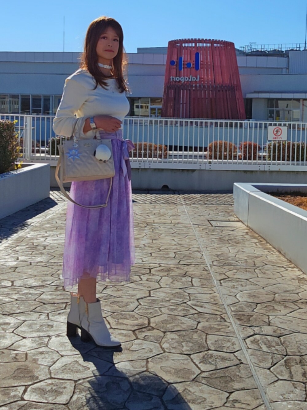 「冬コーデ、ホワイトコーデ、クリスマスに着たい服、シンプルコーデ、オトナ女子、お出かけコーデ、お洒落さんとつながりたい、春カラー、高身長コーデ」｜「axes femmeの雪桜刺繍オフショル風ニット（ニット/セーター、ホワイト系）」を使った、🩵怜奈🩷さん（骨格ストレート・レディース・179cm）の冬コーディネートの1枚目の写真