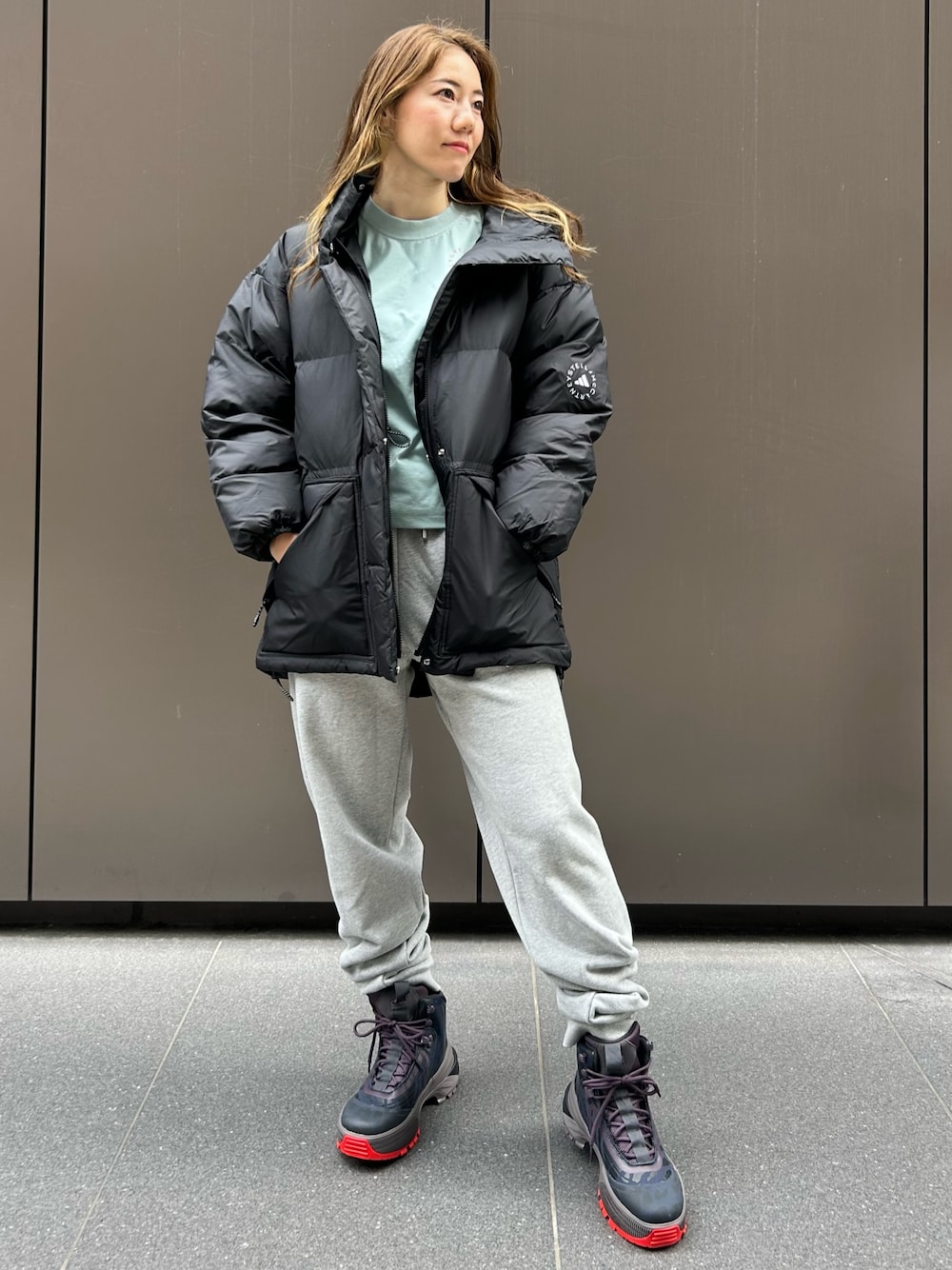 「スウェットパンツ、ジャケット、アウター、Tシャツ、adidas、スポーツウェア、アディダス、ステラマッカートニー、adidas by Stella McCartney、ハイキングブーツ」｜「adidasのadidas by Stella McCartney TrueCasuals レギュラー スポーツウェア Tシャツ（トップス、グリーン系）」を使った、DMさん（レディース・162cm）の秋コーディネートの1枚目の写真