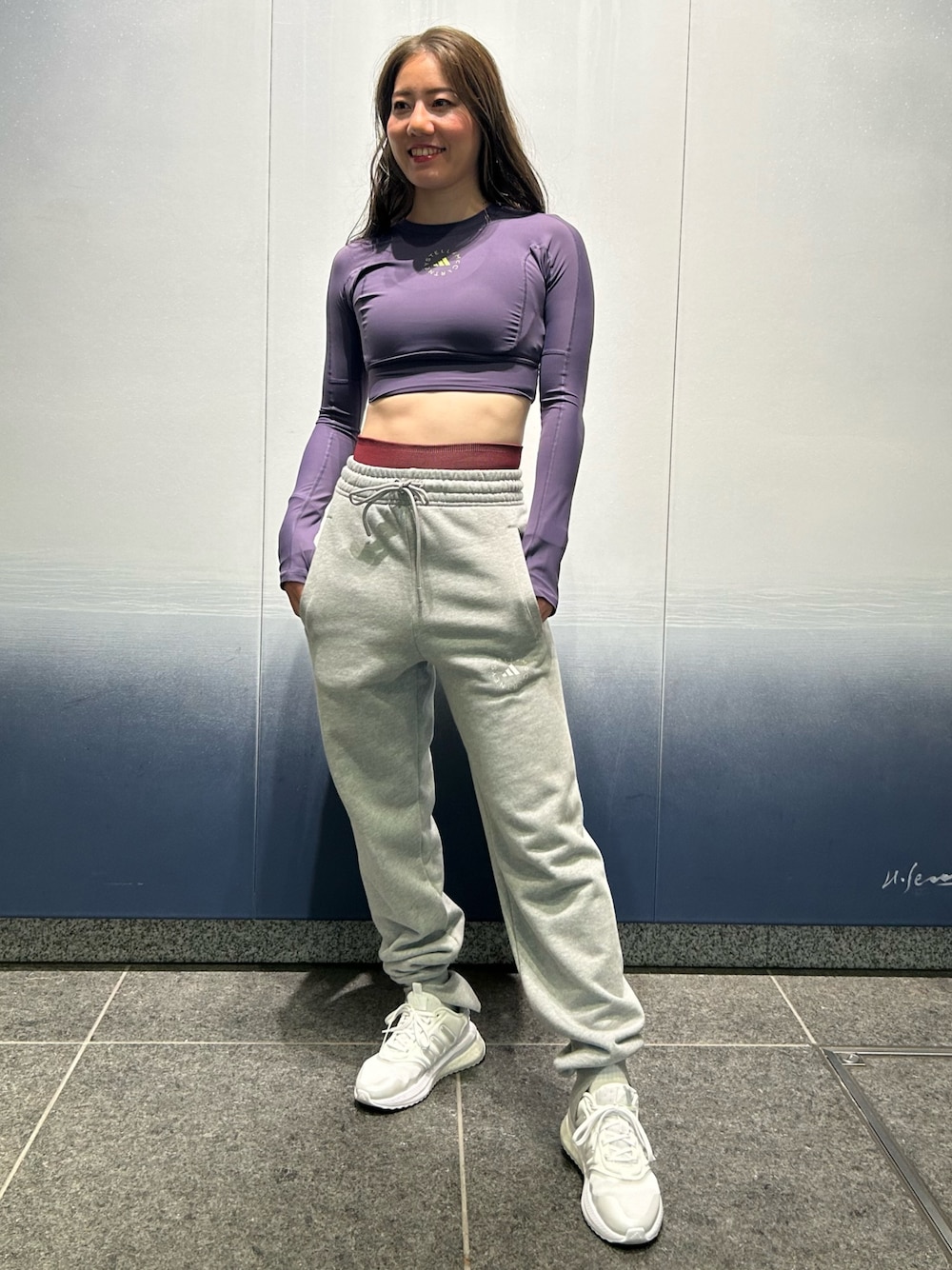 「スウェットパンツ、スニーカー、adidas、スポーツウェア、アディダス、ステラマッカートニー、ヨガ、クロップドトップス、adidas by Stella McCartney、ジム・トレーニング」｜「adidasのX_PLR Phase（スニーカー、ホワイト系）」を使った、DMさん（レディース・162cm）の秋コーディネートの1枚目の写真