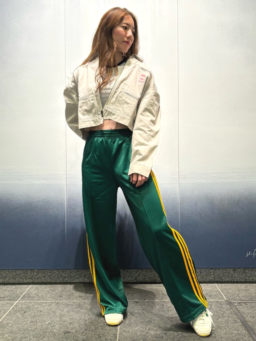 「アディダス、アディダスオリジナルス、adidas、adidas originals、ジャケット、トラックパンツ、トラックパンツコーデ、スニーカー、ジャパン」｜「adidasのアディカラー クラシック ファイヤーバード ルーズトラックパンツ / アディダスオリジナルス adidas Originals（その他パンツ、グリーン系）」を使った、DMさん（レディース・162cm）の春コーディネートの1枚目の写真