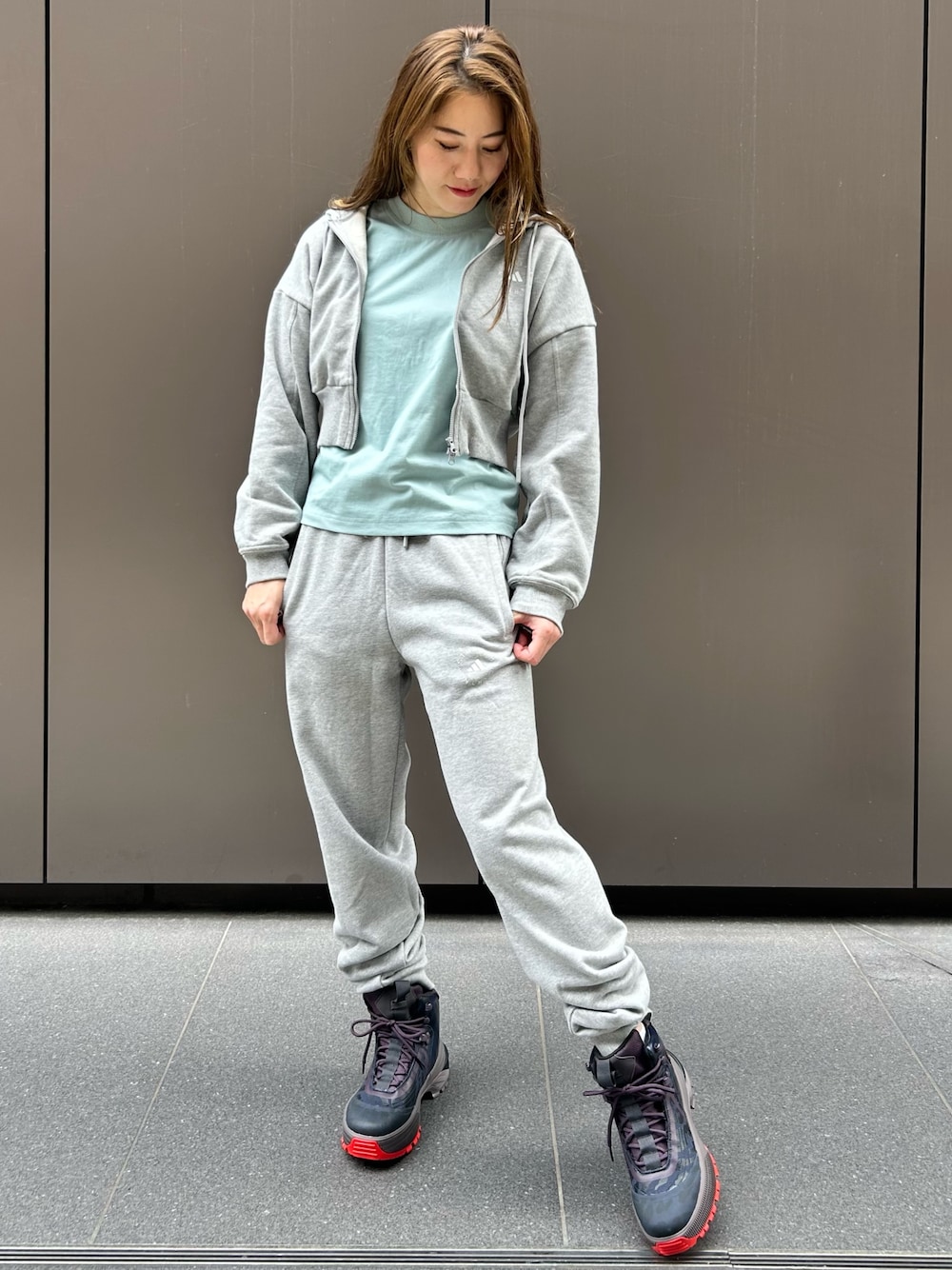「スウェットパンツ、セットアップ、Tシャツ、adidas、アディダス、ステラマッカートニー、adidas by Stella McCartney、ハイキングブーツ、terrex、クロップドパーカー」｜「adidasのadidas by Stella McCartney TrueCasuals レギュラー スポーツウェア Tシャツ（トップス、グリーン系）」を使った、DMさん（レディース・162cm）の秋コーディネートの1枚目の写真