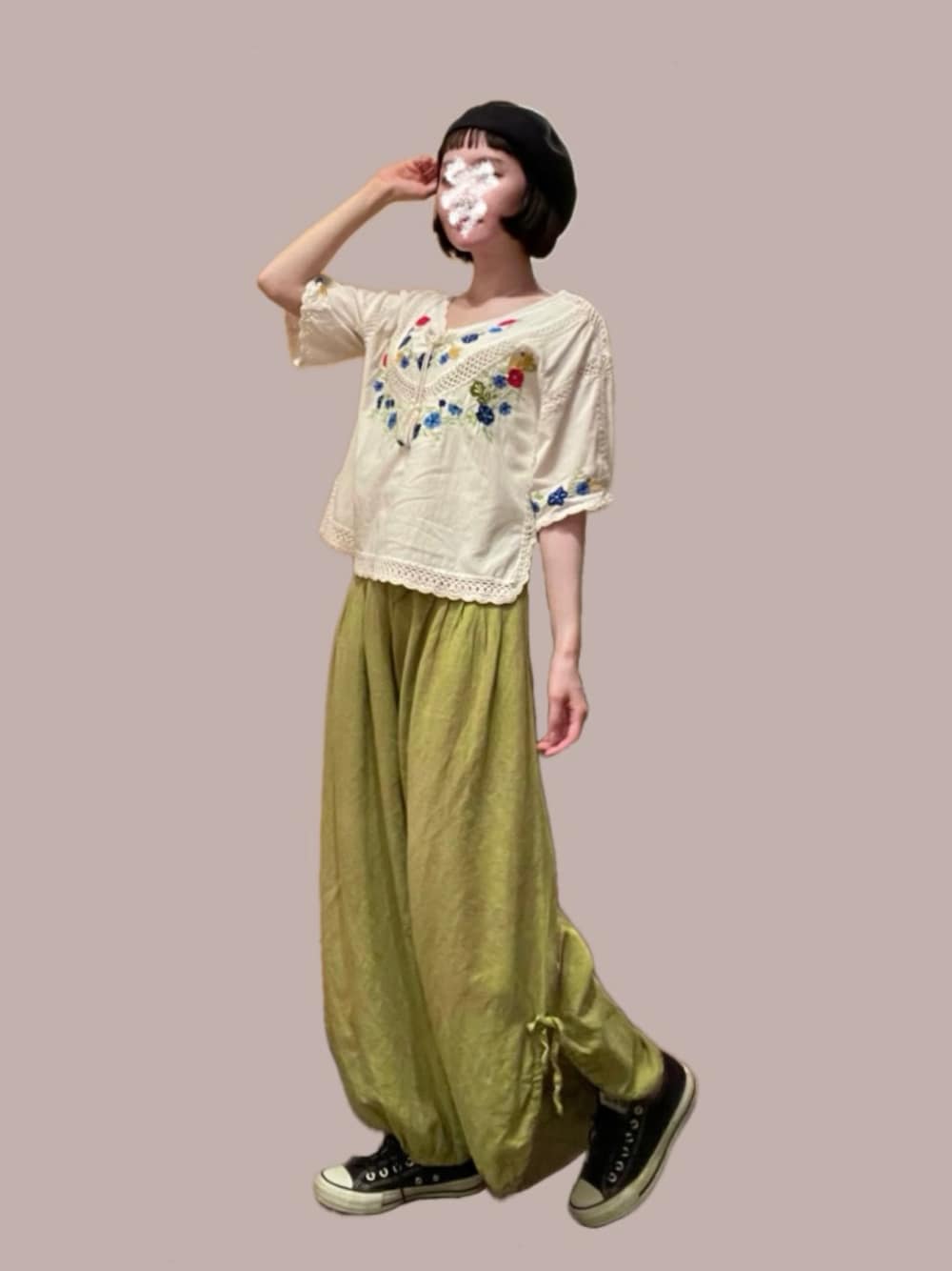 「古着MIX、夏コーデ、ゆるコーデ、パンツコーデ、刺繍、刺繍トップス、バルーンパンツ、ベレー帽、スニーカー、スニーカーコーデ、古着、古着コーデ、アツいコーデ全部見せ、お出かけコーデ、休日スタイル」｜「Vivienne Westwoodのアイテム（ハンチング/ベレー帽、ブラック系）」を使った、ゆずさん（骨格ウェーブ・レディース・157cm）の夏コーディネートの1枚目の写真