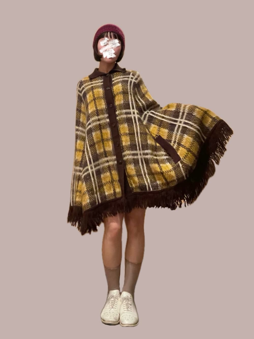 「古着MIX、春コーデ、お出かけコーデ、休日スタイル、古着、古着コーデ、ポンチョ、春、70'sコーデ、70's、チェック、春アウター、スニーカー、ニット帽」｜「TOKYO BOPPERのアイテム（シューズ、ホワイト系）」を使った、ゆずさん（レディース・157cm）の春コーディネートの1枚目の写真