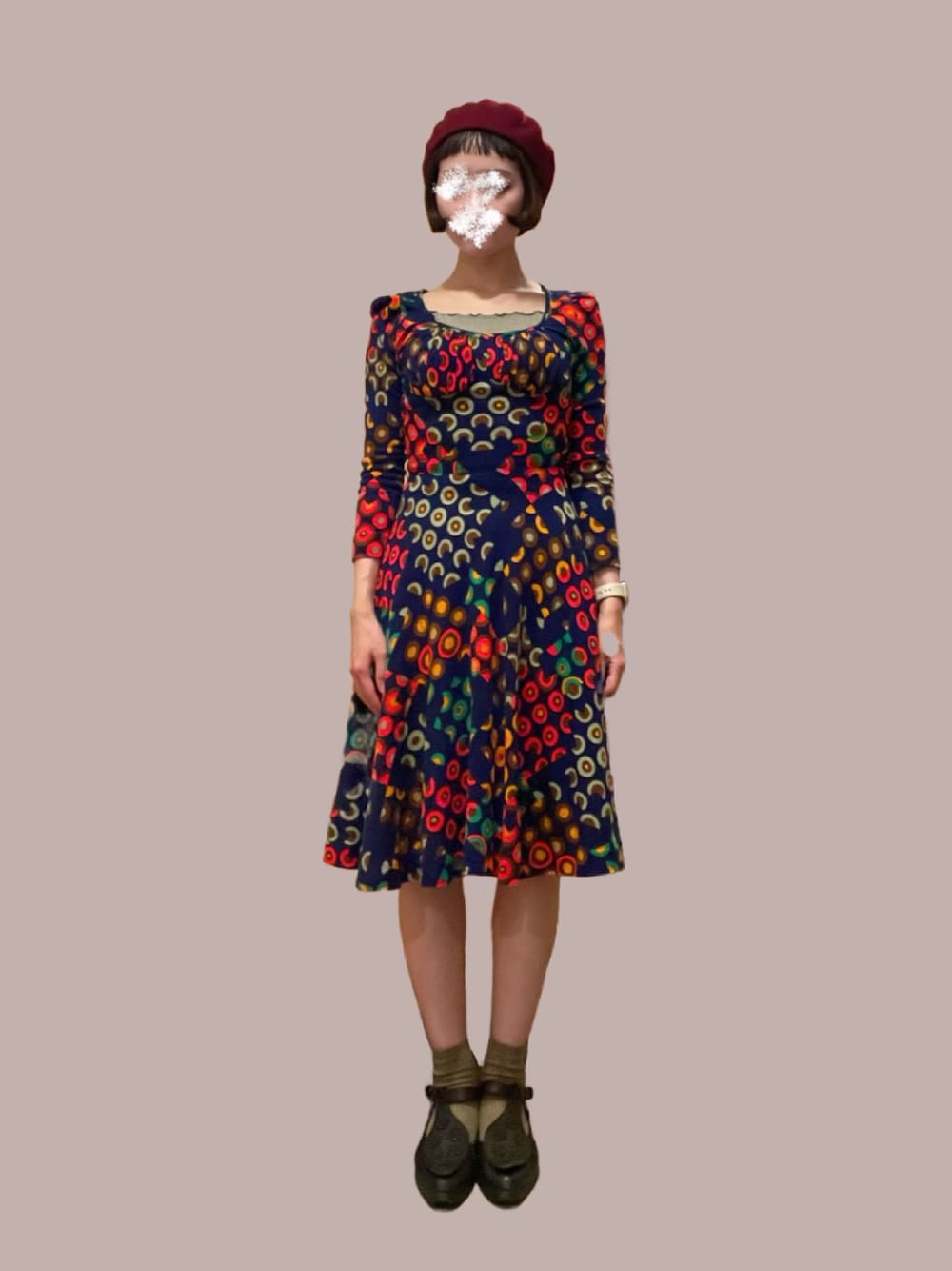 「冬コーデ、クリスマスに着たい服、休日スタイル、冬、古着MIX、古着、古着コーデ、ワンピース、ベレー帽、柄ワンピース、青、赤、レトロ、お出かけコーデ、クリスマス」｜「usedのmetropolitan（ワンピース、その他）」を使った、ゆずさん（レディース・157cm）の冬コーディネートの1枚目の写真